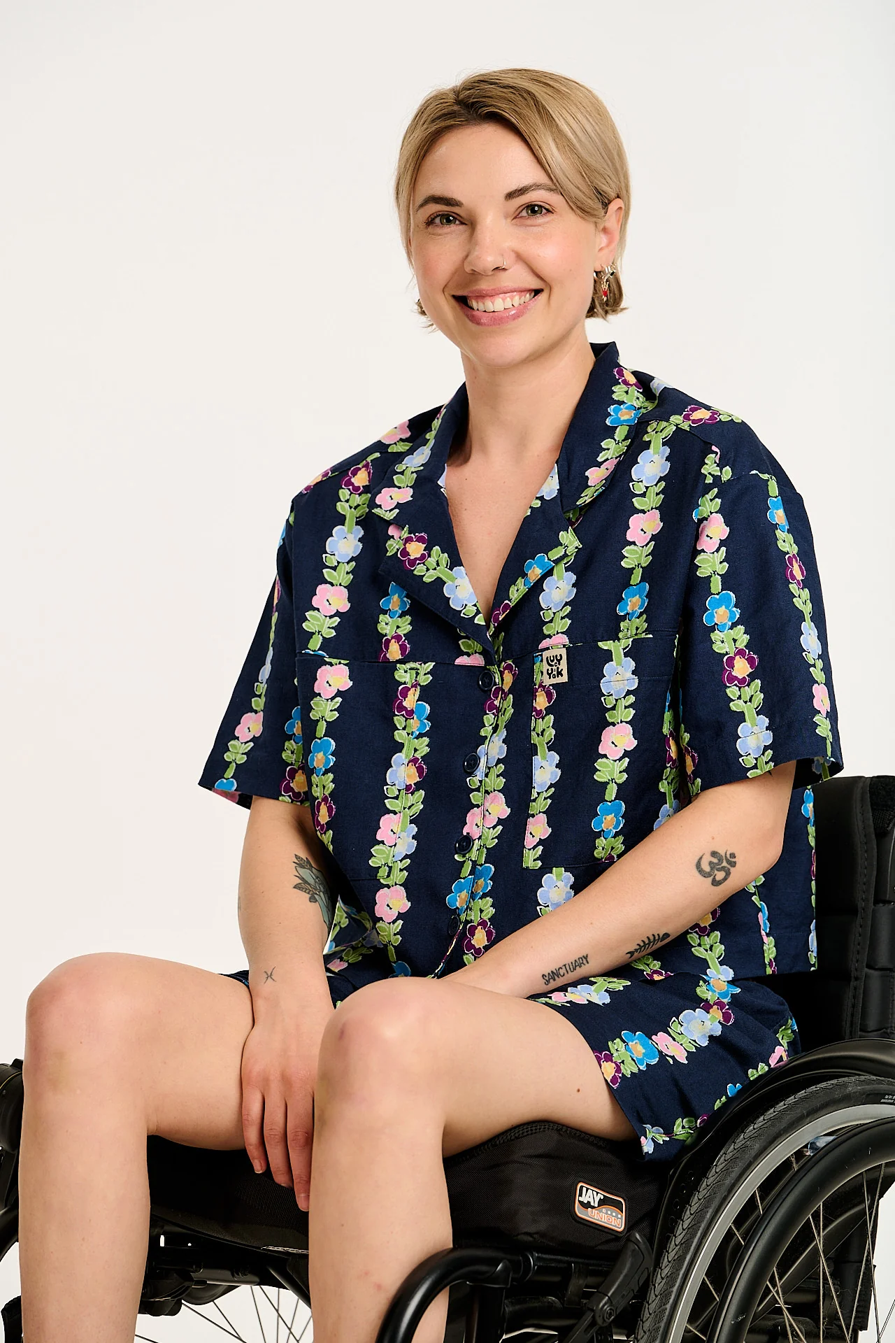 Alfie - Cotton & Linen Shirt in Navy Island Bloom Print