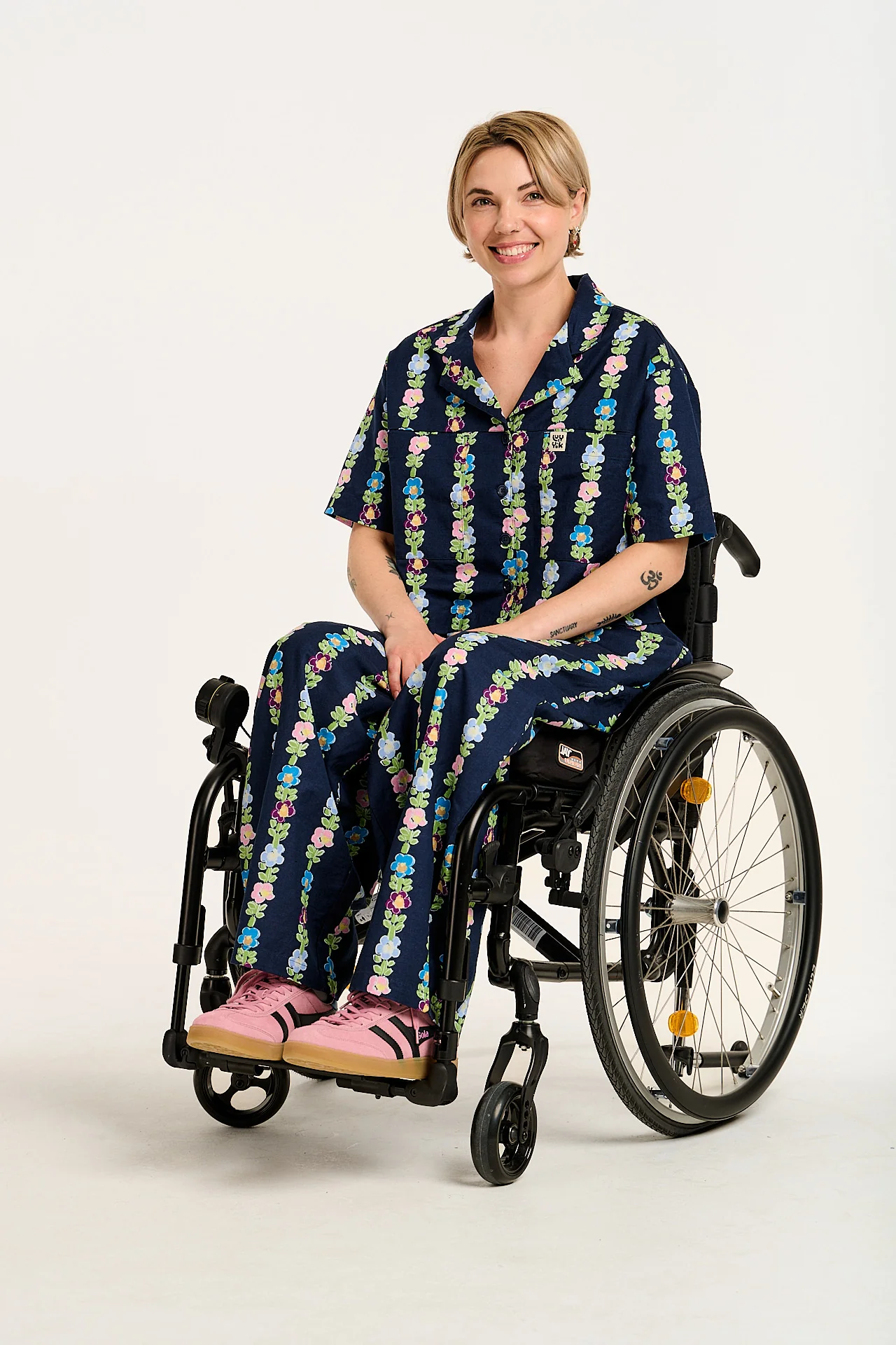 Freddie - Barrel Leg Cotton & Linen Trousers in Navy Island Bloom Print