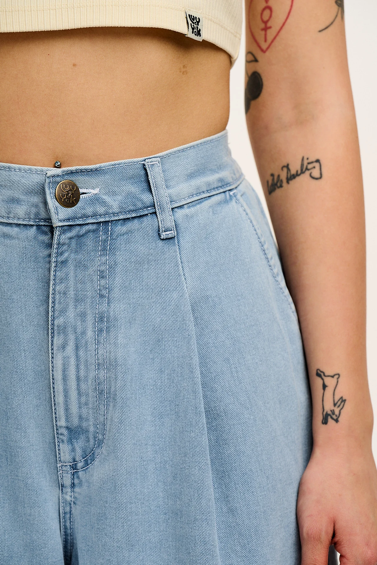 Cole - Wide Leg Denim Jeans in Light Wash Blue