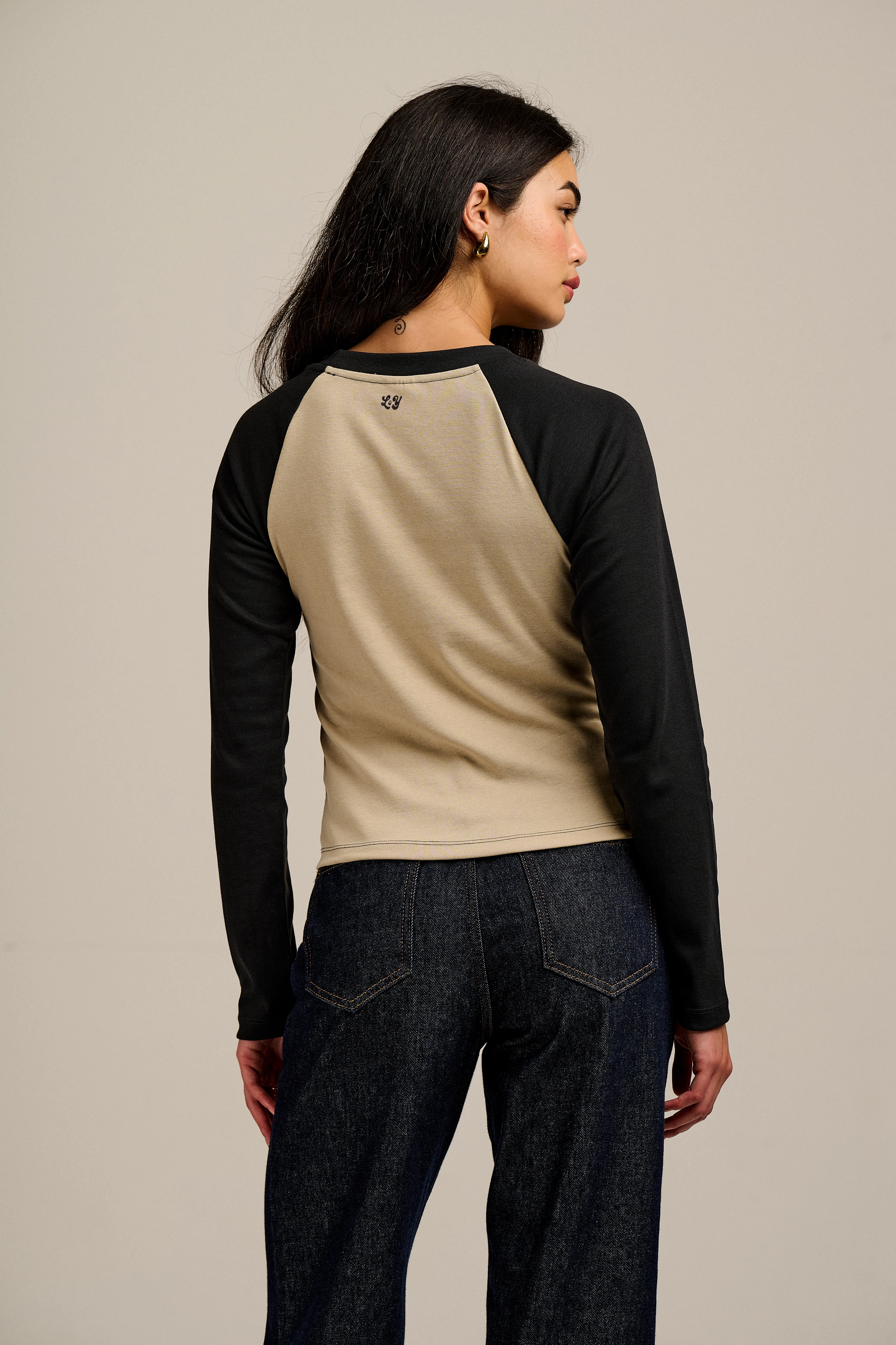 Avi - Long Sleeve Raglan Tee in Black & Beige