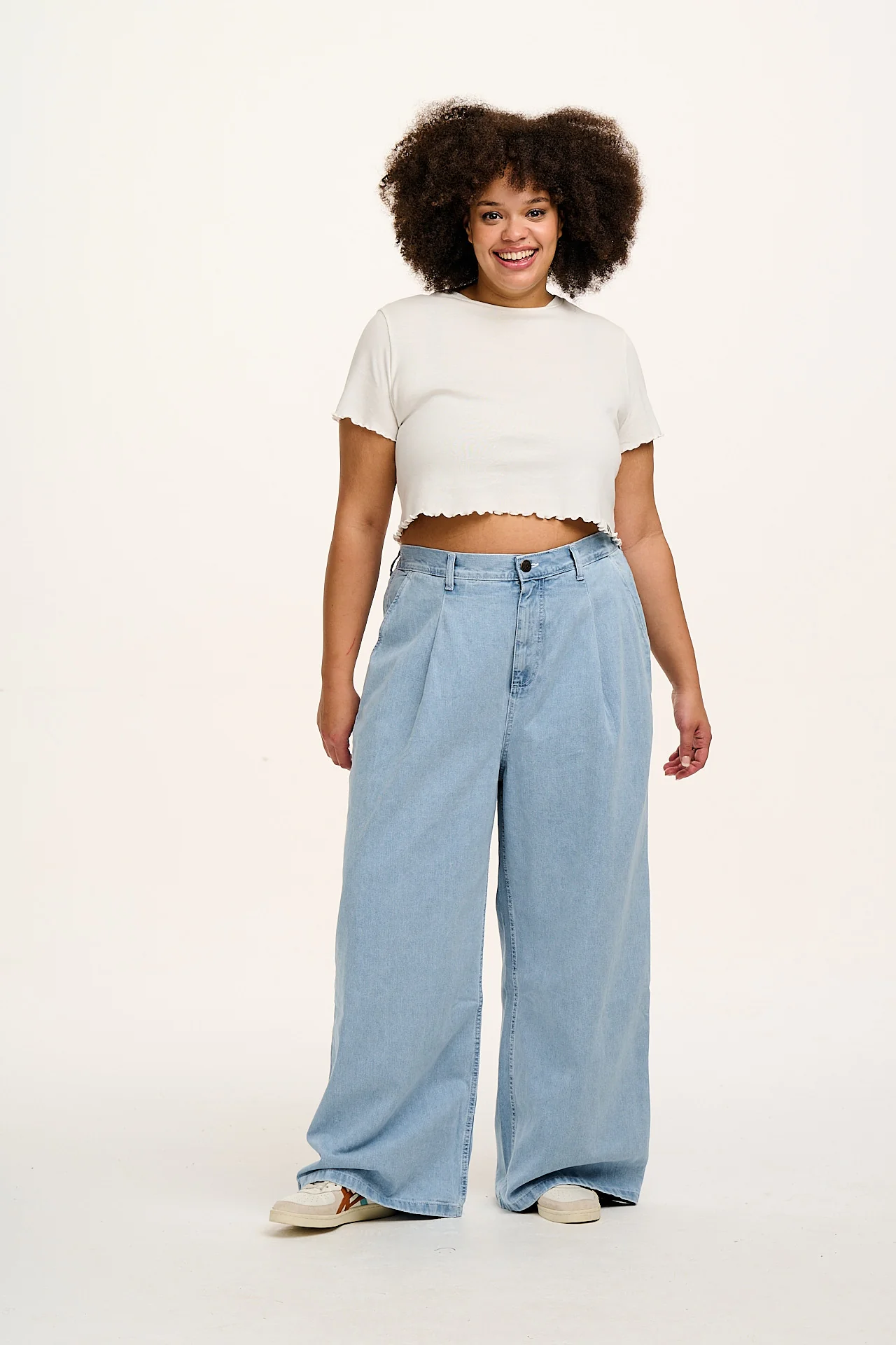 Cole - Wide Leg Denim Jeans in Light Wash Blue
