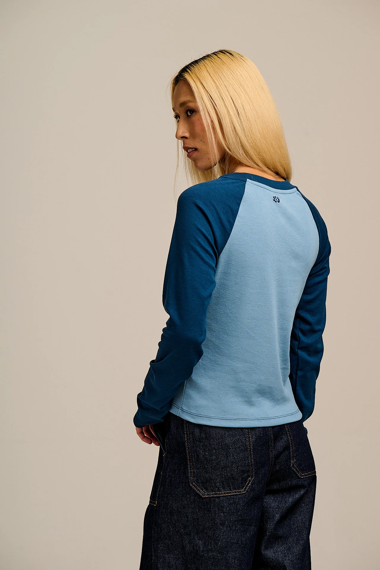 Avi - Long Sleeve Raglan Tee in Blue