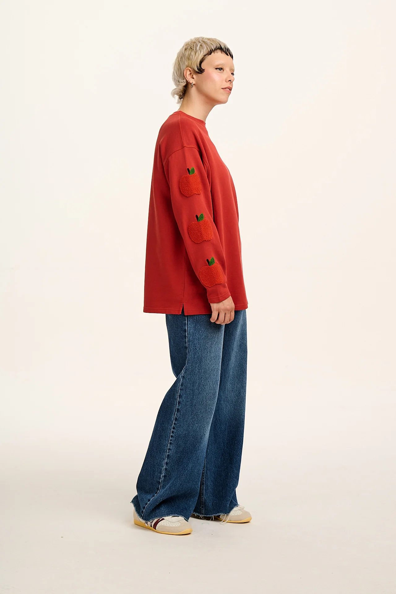 Kai - Midweight Cotton Crew Neck Sweatshirt in Red Apples Motif