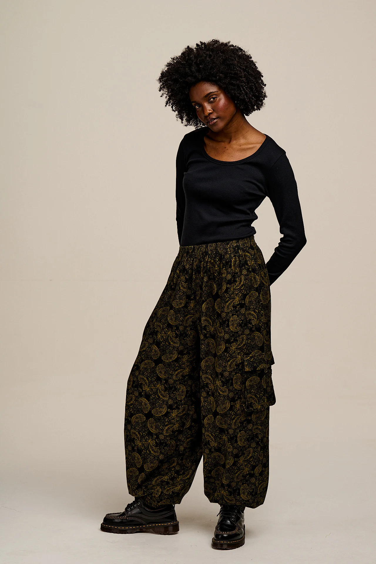 Rumi - Brushed Cotton Barrel Trousers in Grunge Green Paisley Print
