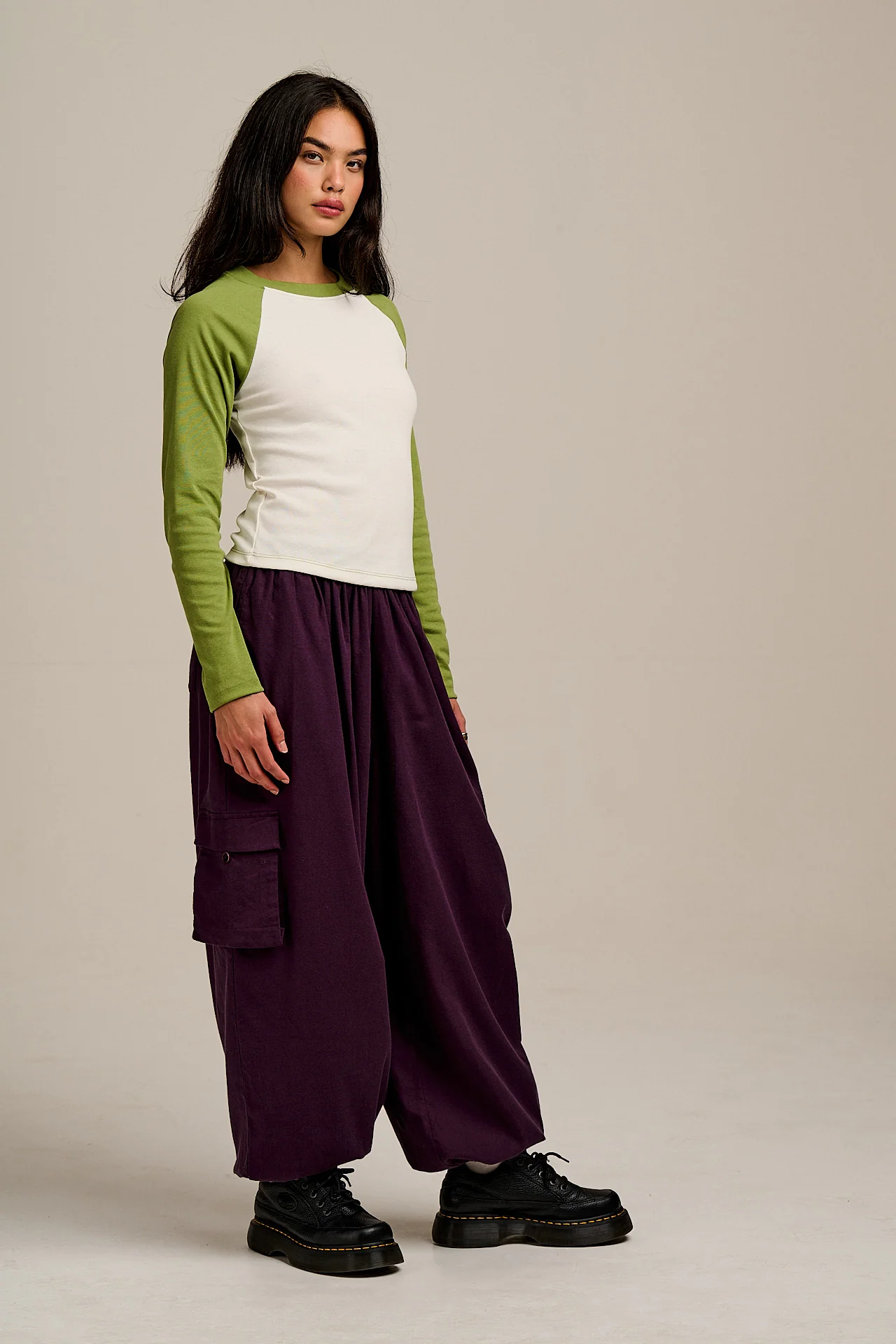 Avi - Long Sleeve Raglan Tee in Green & White