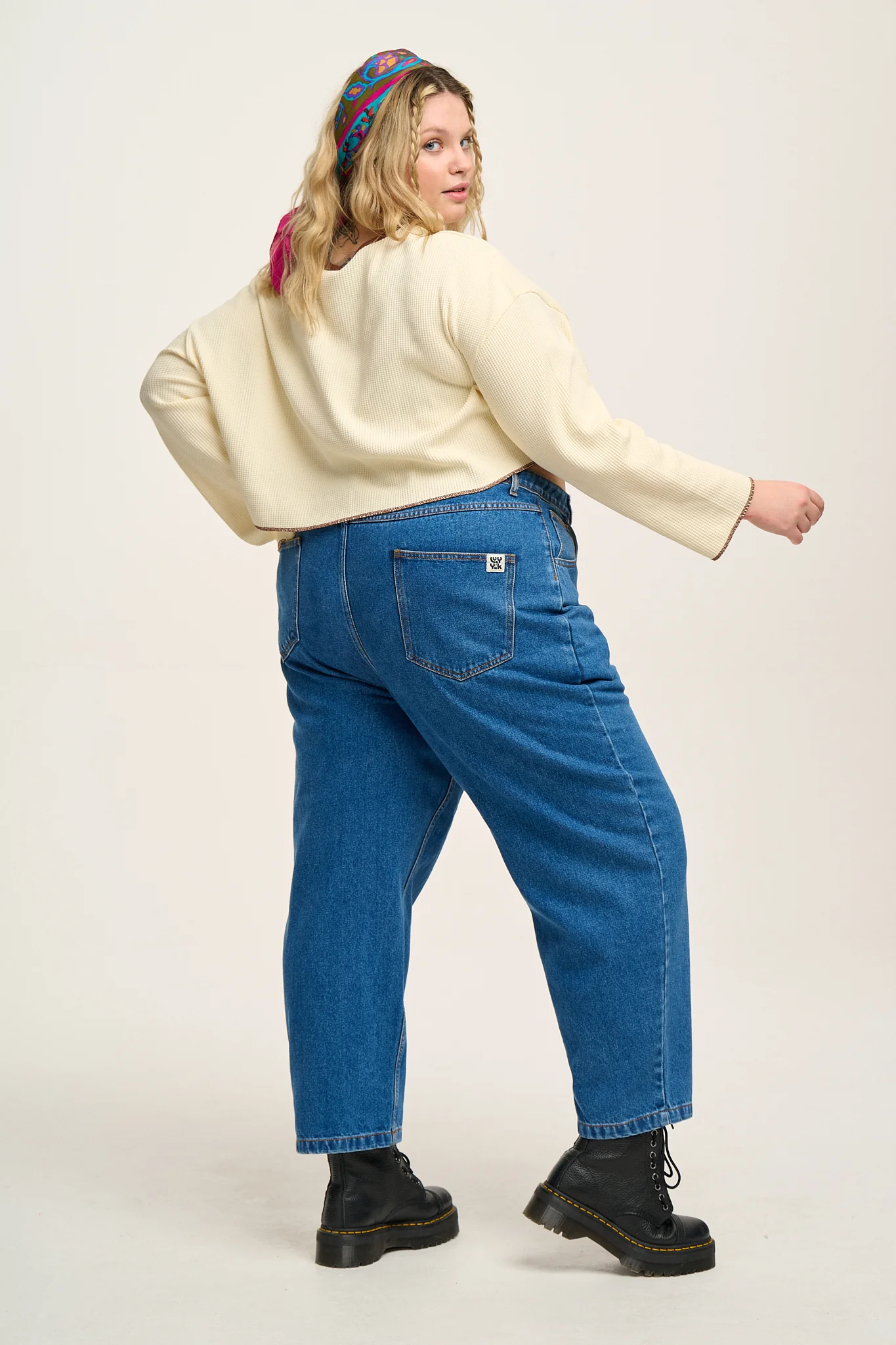 Drew - Cropped Straight Leg Denim Jeans in Mid Wash Blue