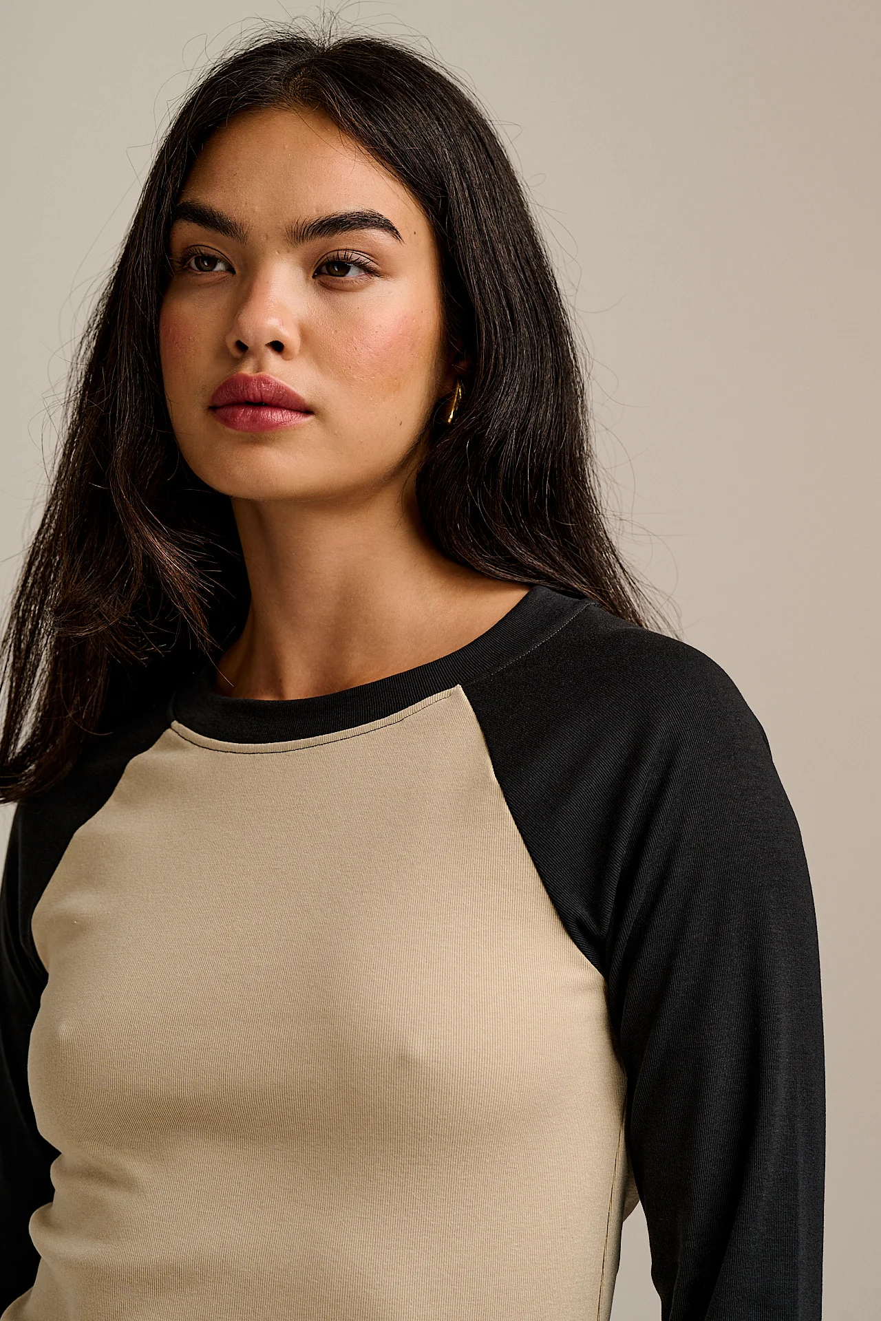Avi - Long Sleeve Raglan Tee in Black & Beige