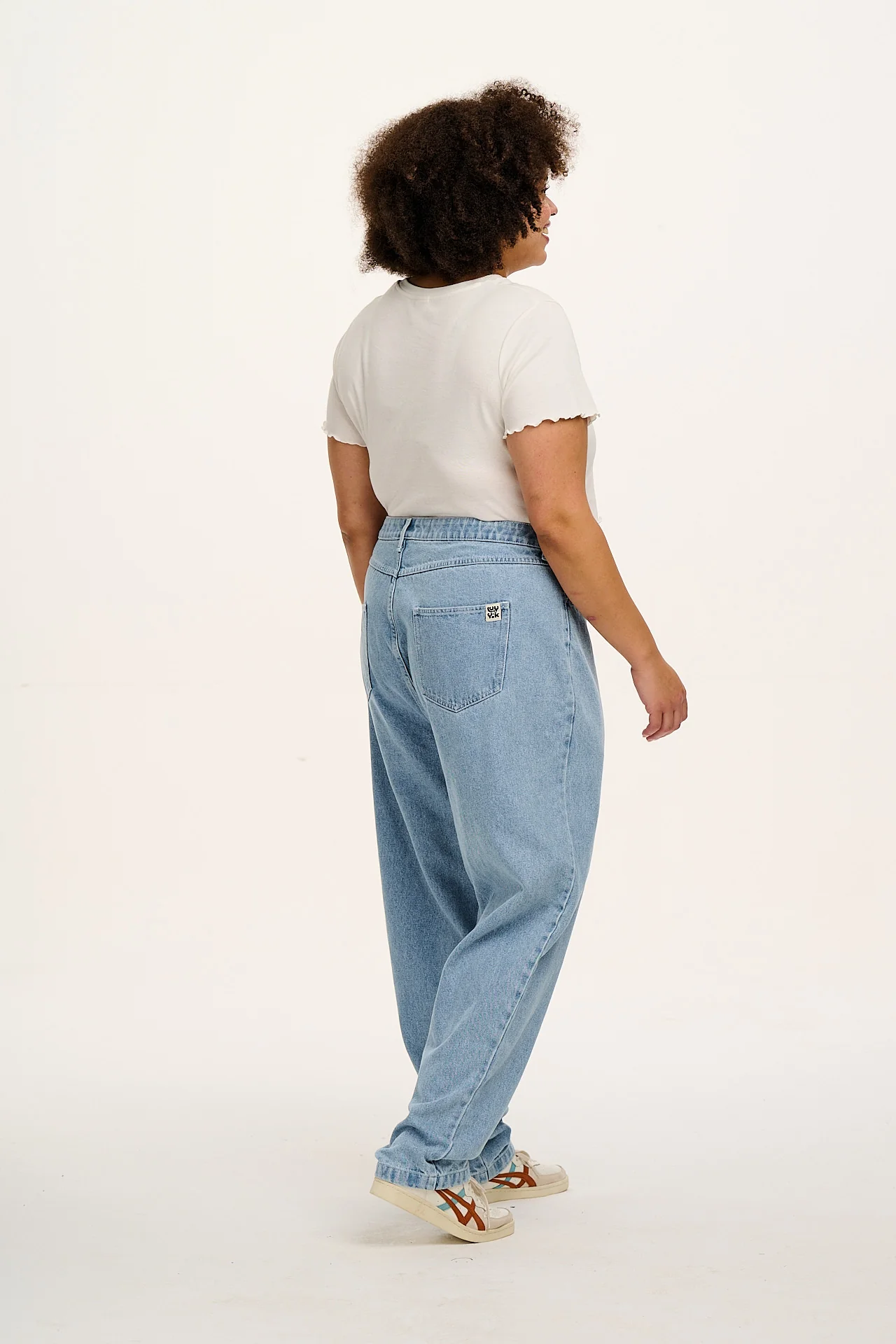 Dana - Mom Denim Jeans in Light Wash Blue