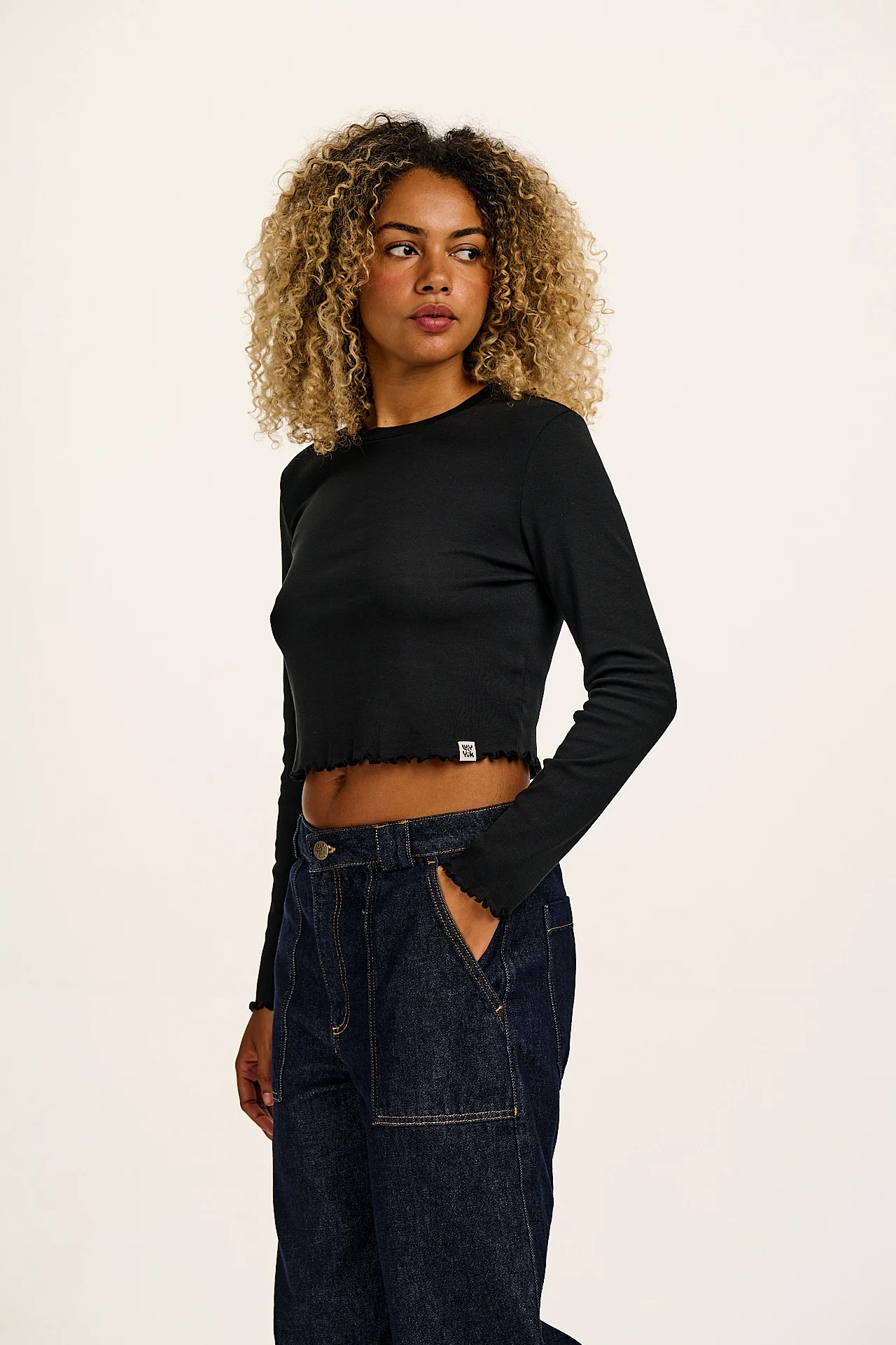 Hansel - Long Sleeve Cotton Crop Top in Top in Black