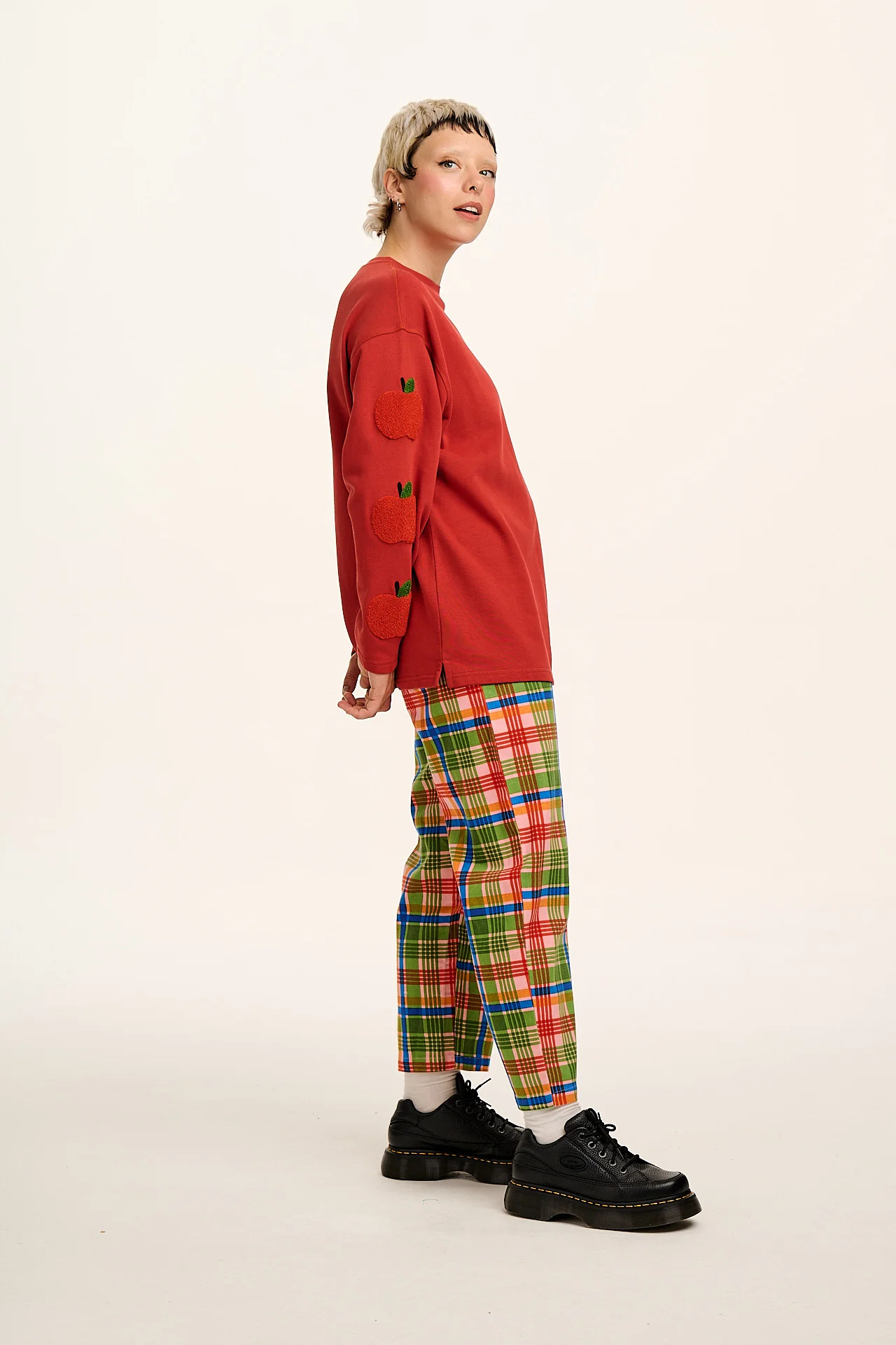 Kai - Midweight Cotton Crew Neck Sweatshirt in Red Apples Motif