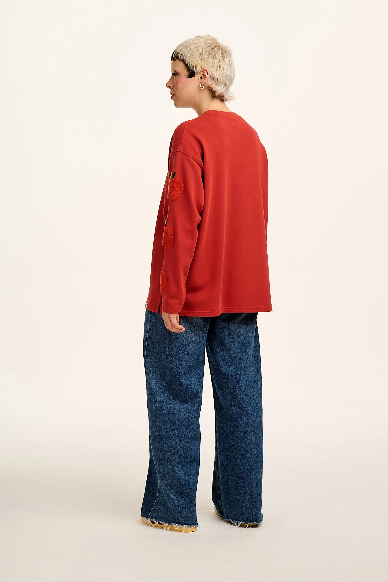 Kai - Midweight Cotton Crew Neck Sweatshirt in Red Apples Motif