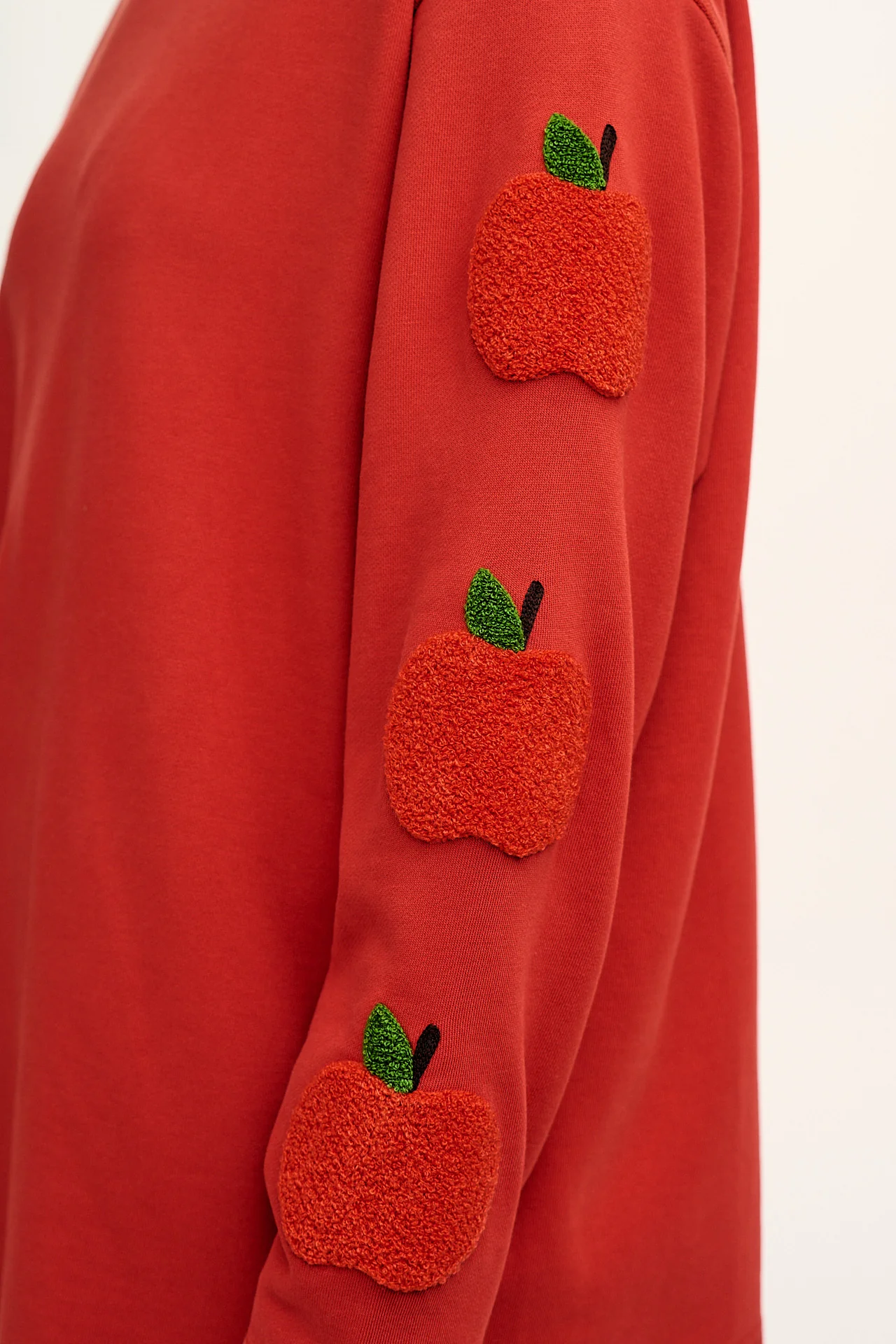Kai - Midweight Cotton Crew Neck Sweatshirt in Red Apples Motif