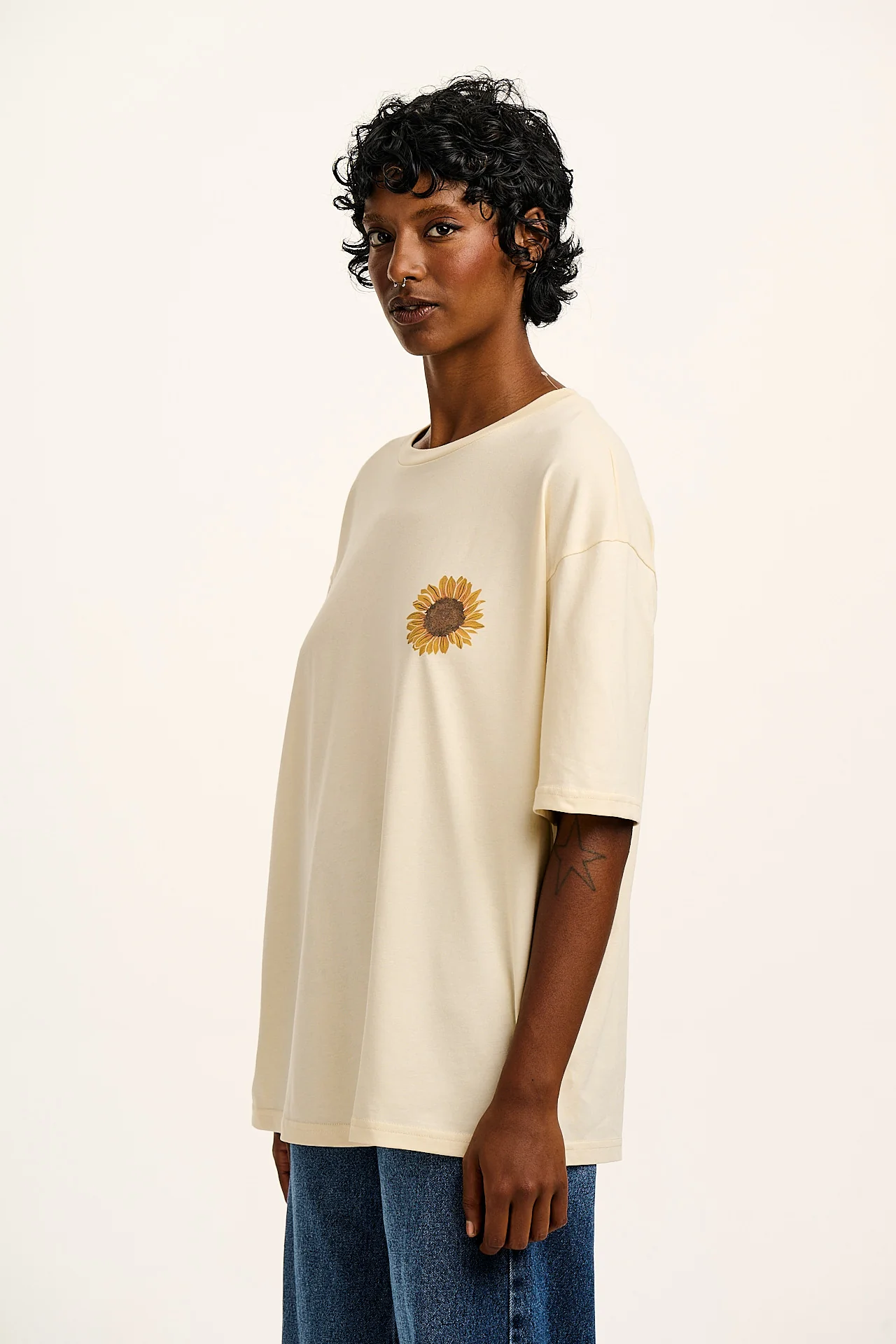 Benny - Organic Cotton Tee in Ecru with Logo Sunflower Print
