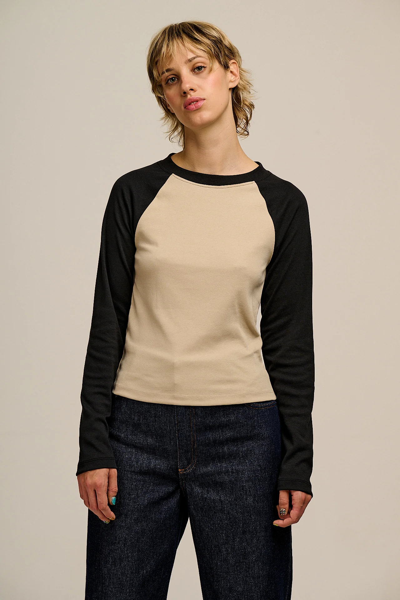 Avi - Long Sleeve Raglan Tee in Black & Beige