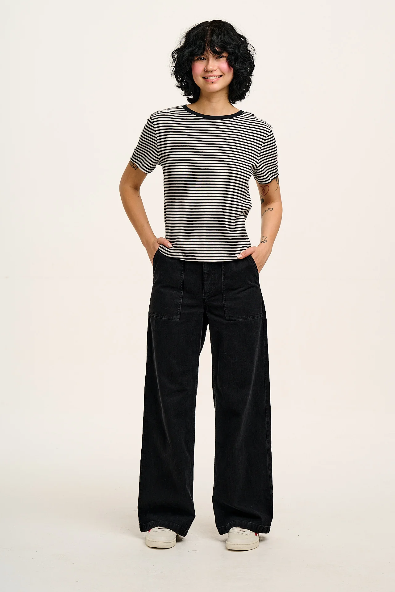 Delores - Wide Leg Denim Jeans in Washed Black