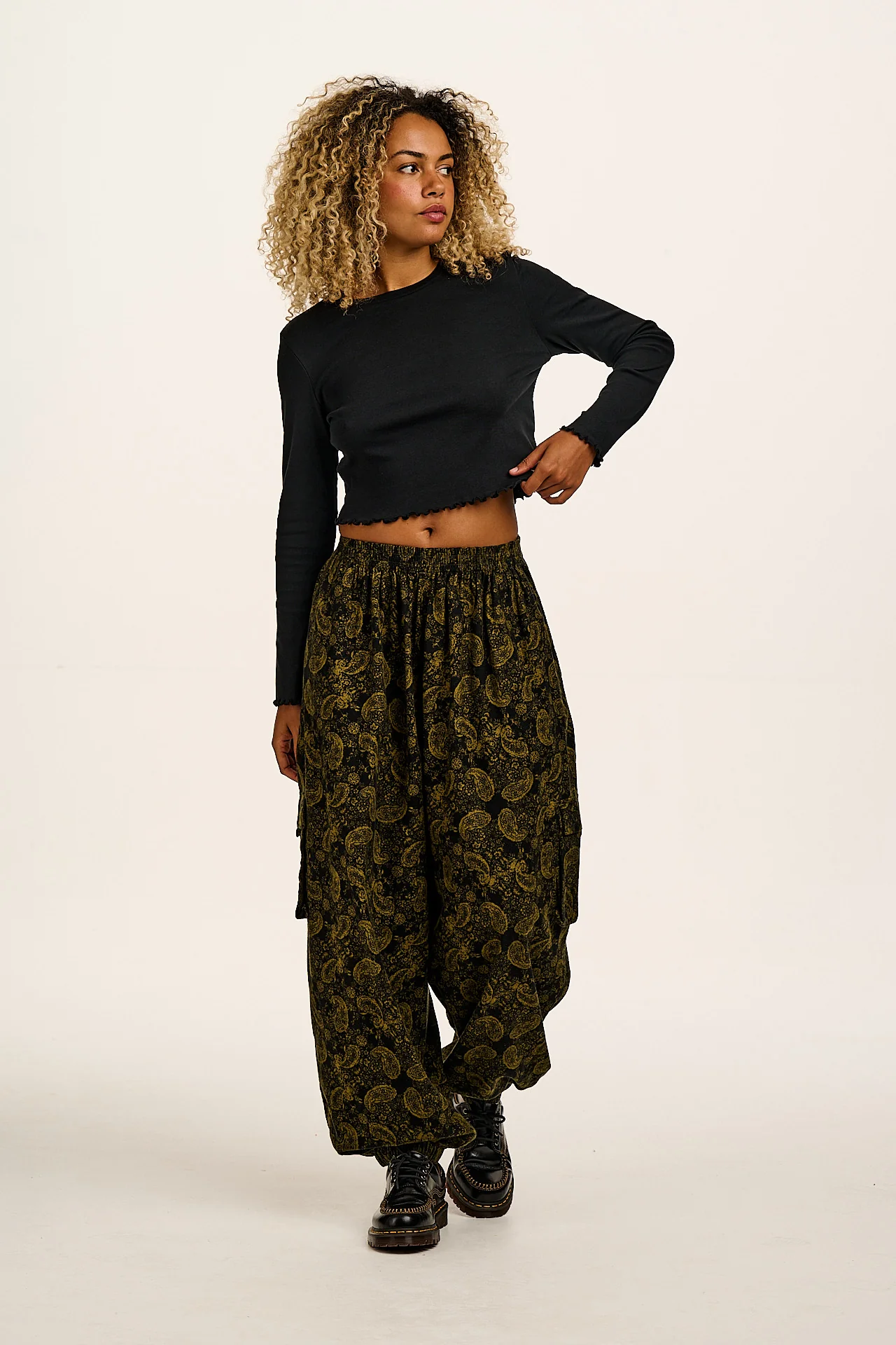 Hansel - Long Sleeve Cotton Crop Top in Top in Black