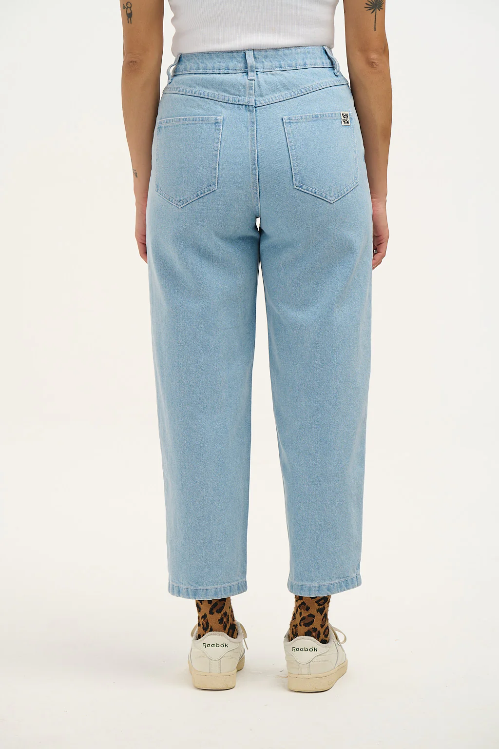 Drew - Cropped Straight Leg Denim Jeans in Light Wash Blue