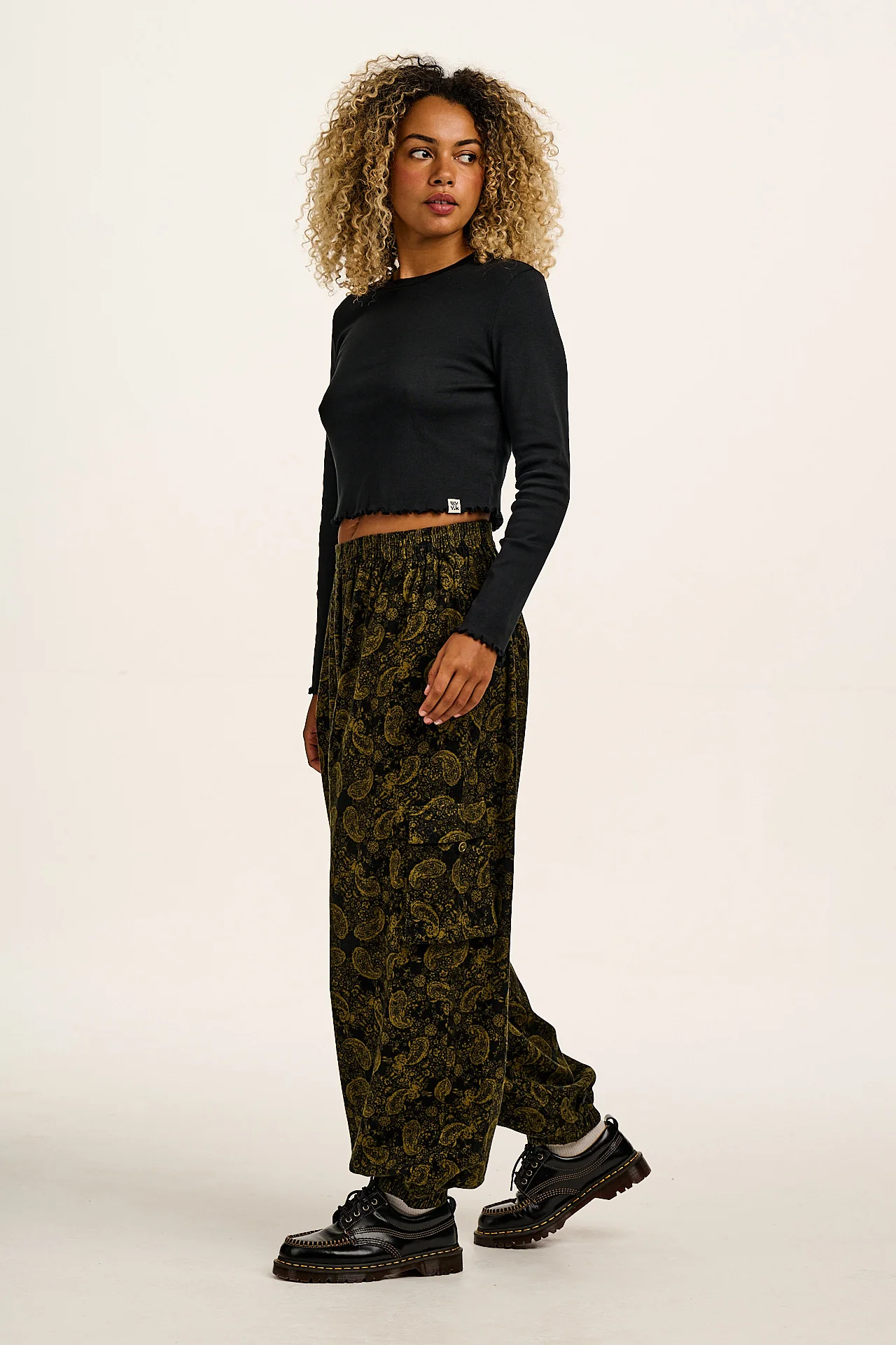 Hansel - Long Sleeve Cotton Crop Top in Top in Black