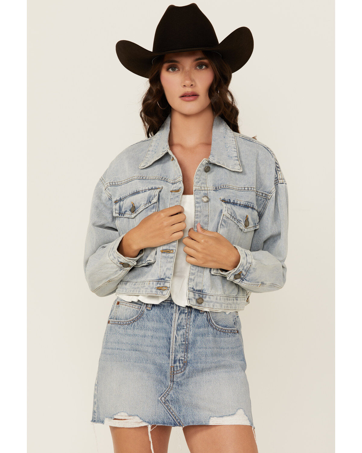 Veveret Women's Light Wash Cropped Denim Jacket