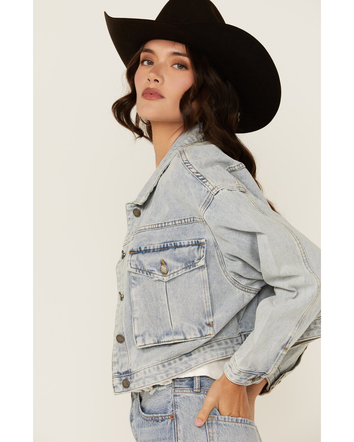 Veveret Women's Light Wash Cropped Denim Jacket