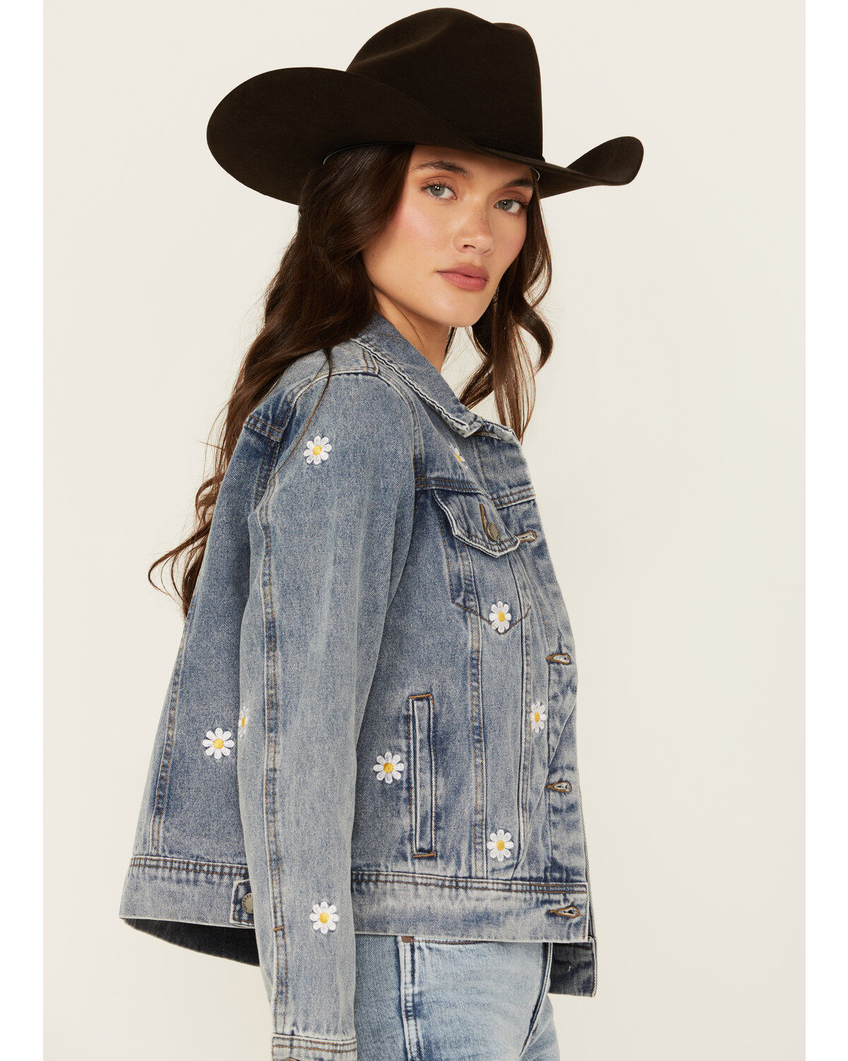 Veveret Women's Medium Wash Daisy Embroidered Denim Jacket