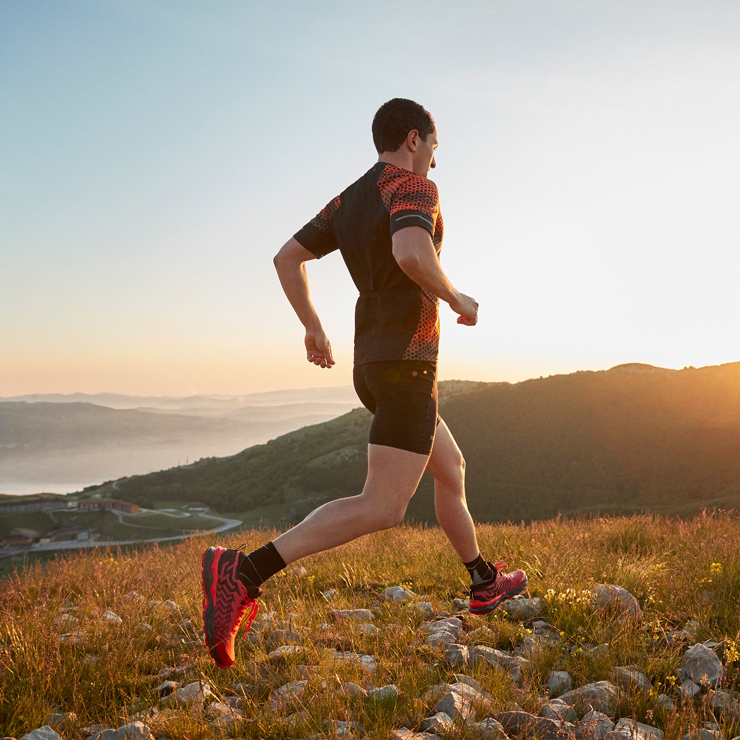 Mizuno Wave Daichi 8 Cayenne/Black/High Risk Red