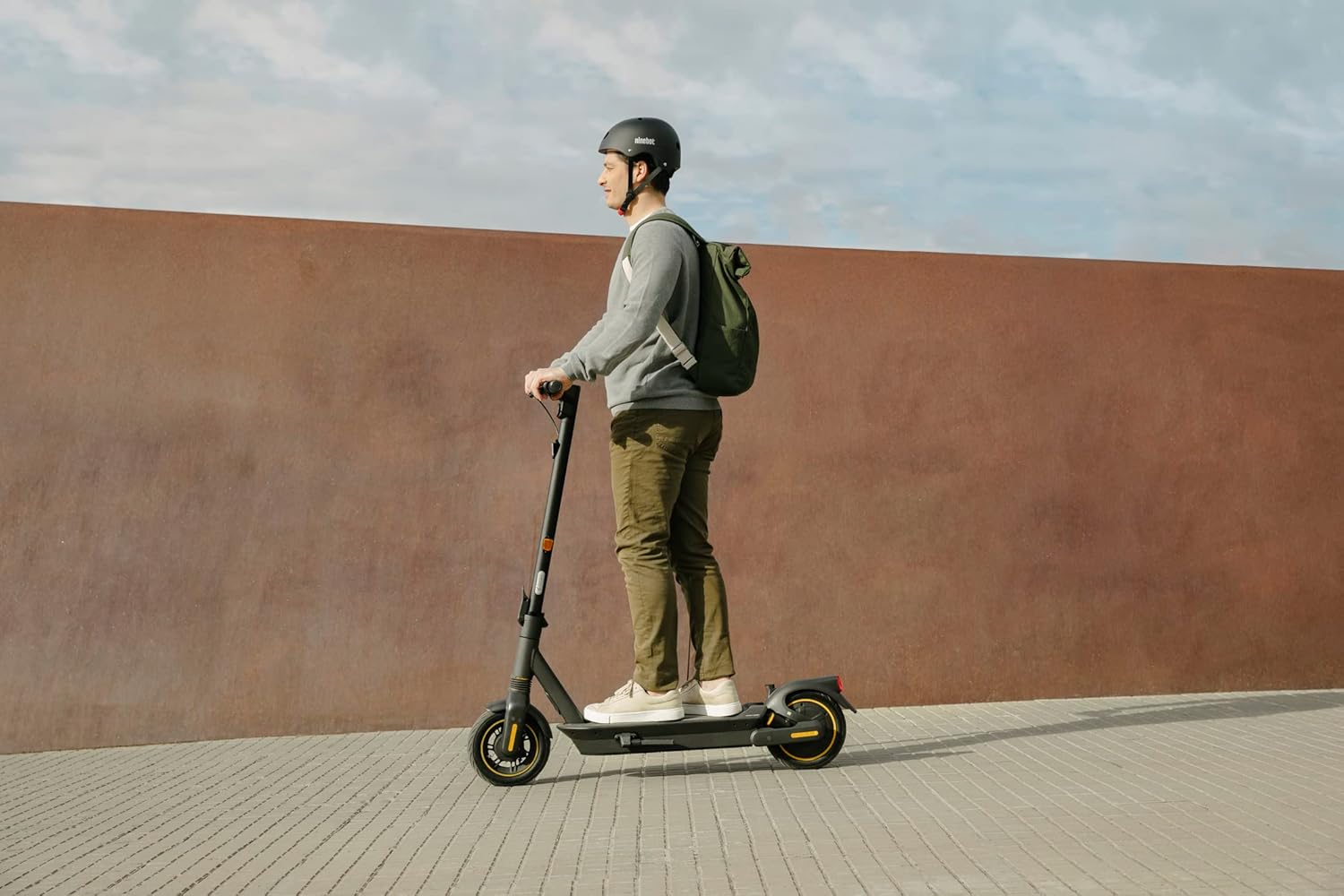 Segway-Ninebot, Electric scooter, MAX G2 E model for adults, maximum speed of 25 km/h, range up to 70 km, hydraulic suspension front and rear spring