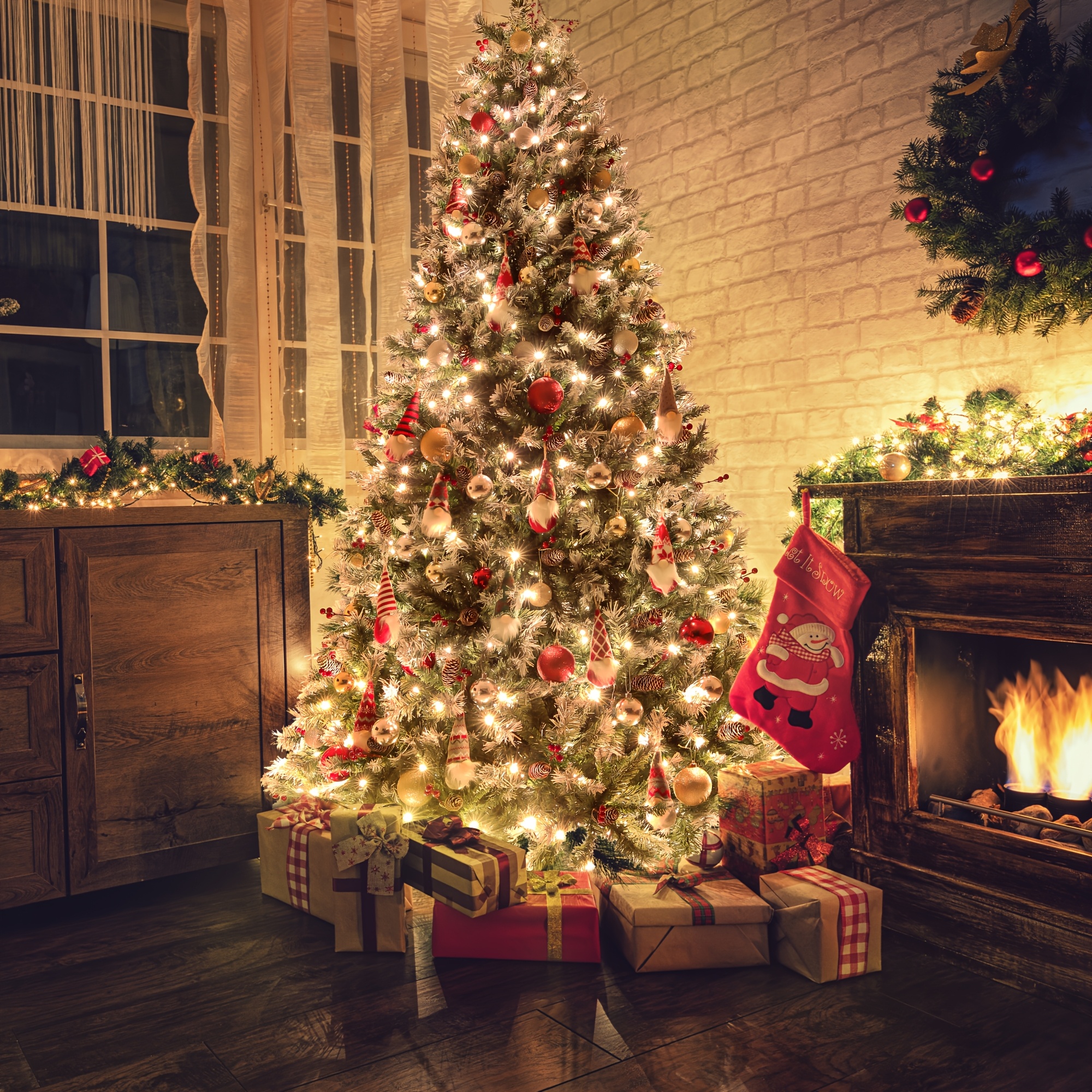 7.5ft Pre-Lit Artificial Christmas Tree with Pine Cones And Berries,