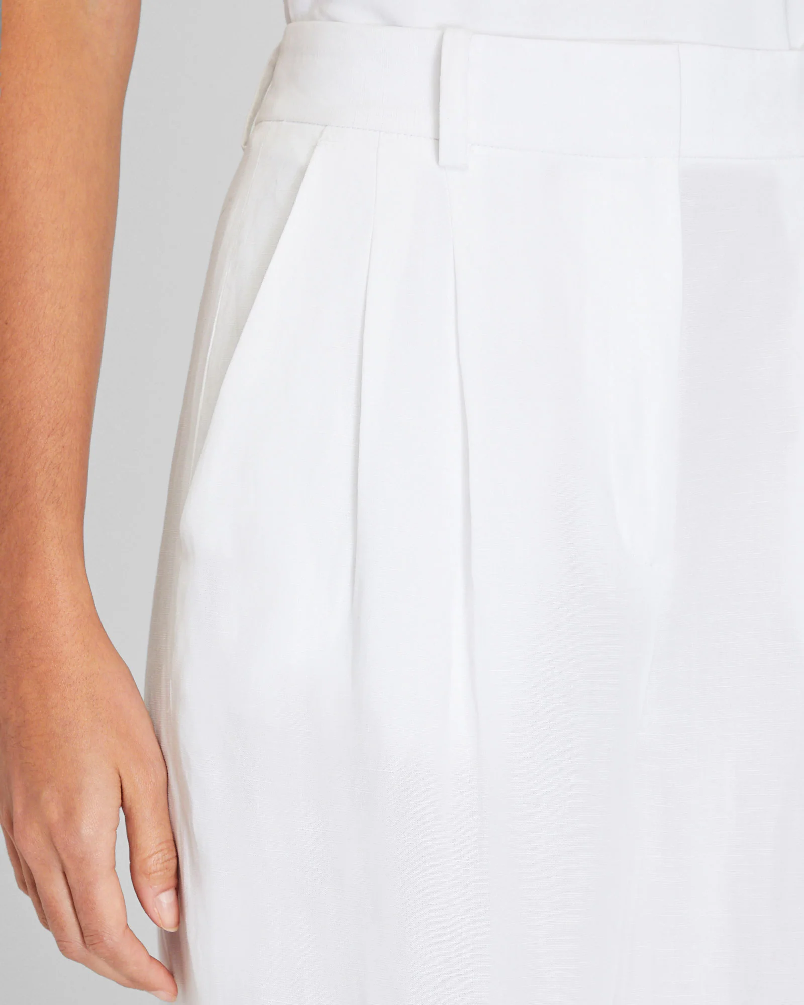 Pleated Lightweight Trouser