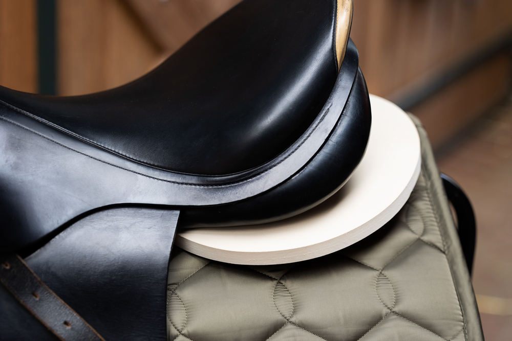 KEYHOLE PAD<br>SADDLE UNDERLAY