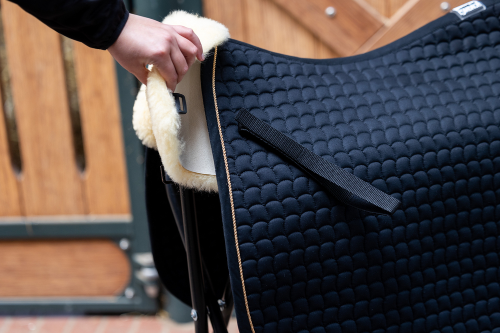 LAMBSKIN<br>SADDLE UNDERLAY