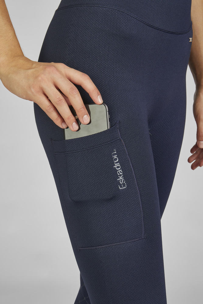 SEAMLESS<br>RIDING TIGHT