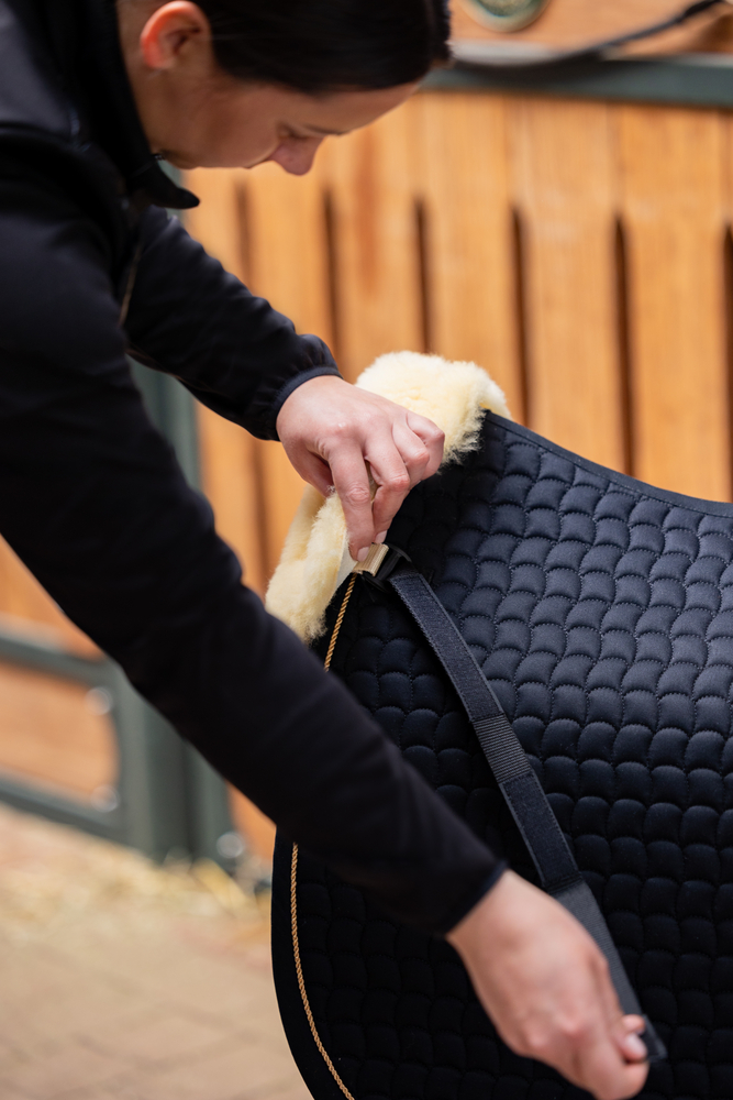 LAMBSKIN<br>SADDLE UNDERLAY