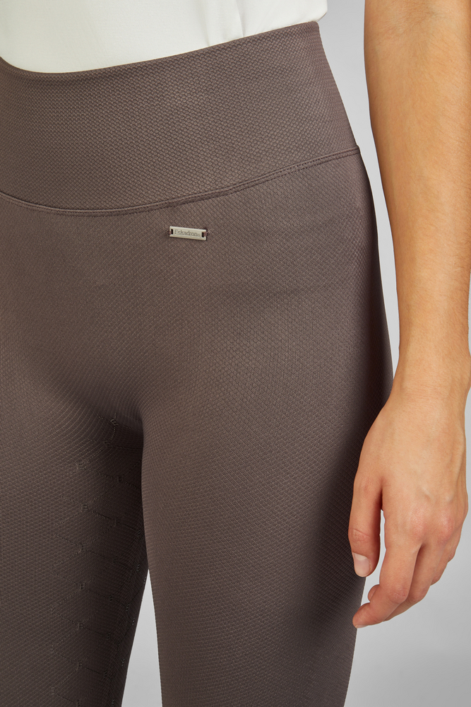 SEAMLESS<br>RIDING TIGHT