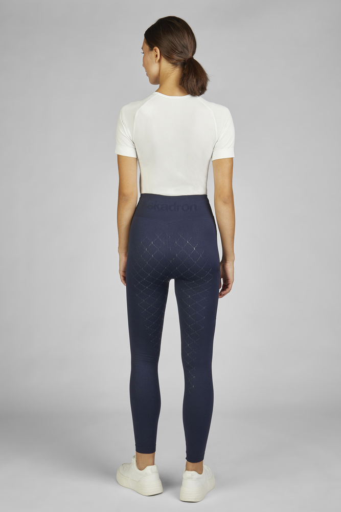 SEAMLESS<br>RIDING TIGHT