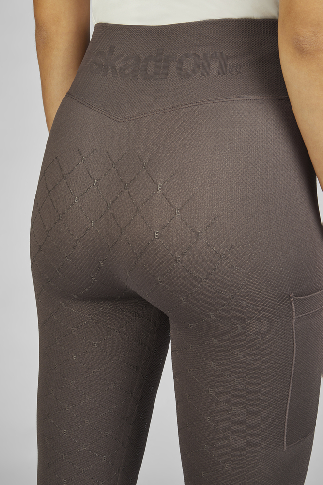 SEAMLESS<br>RIDING TIGHT