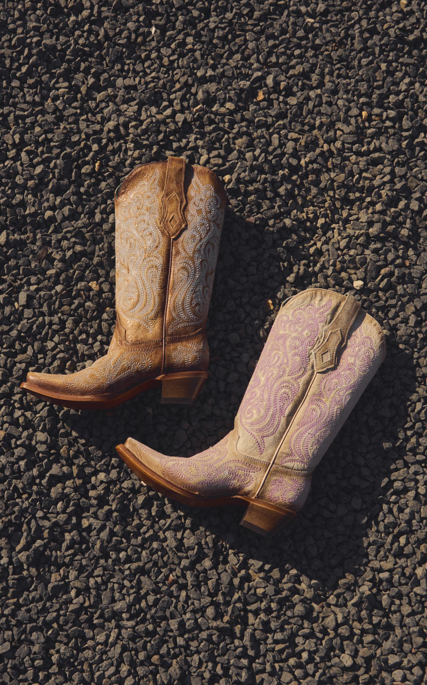Corral Women's Crackled White with Luminescent Embroidery Snip Toe Cowboy Boots - Image 1