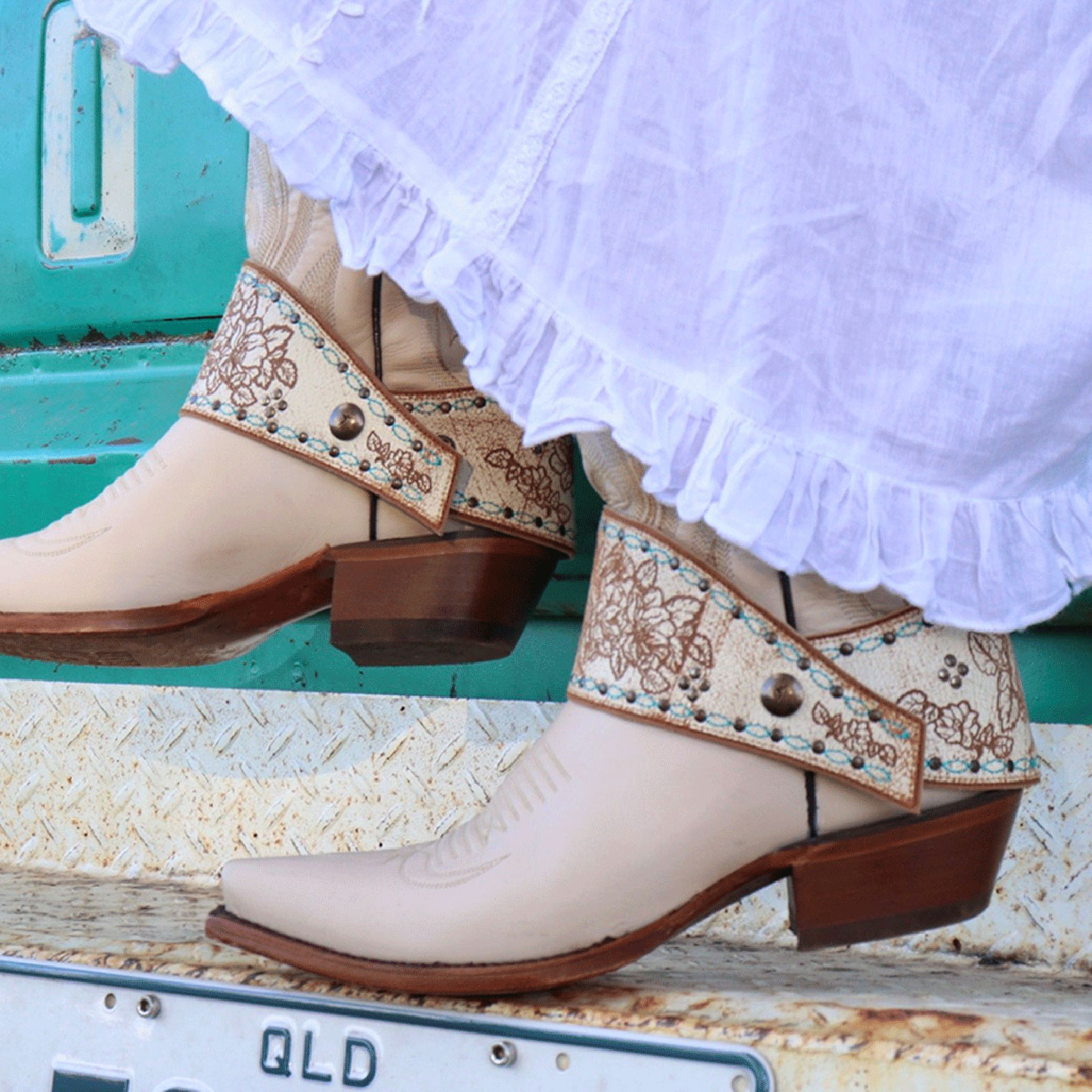 Agave Blue Cream & Brown Hummingbird Embroidered Boot Lassos - Image 1