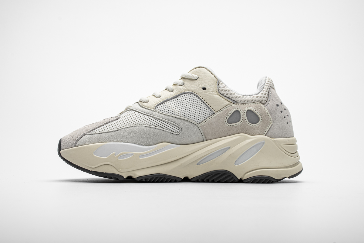 Yeezy Boost 700“Analog” EG7596