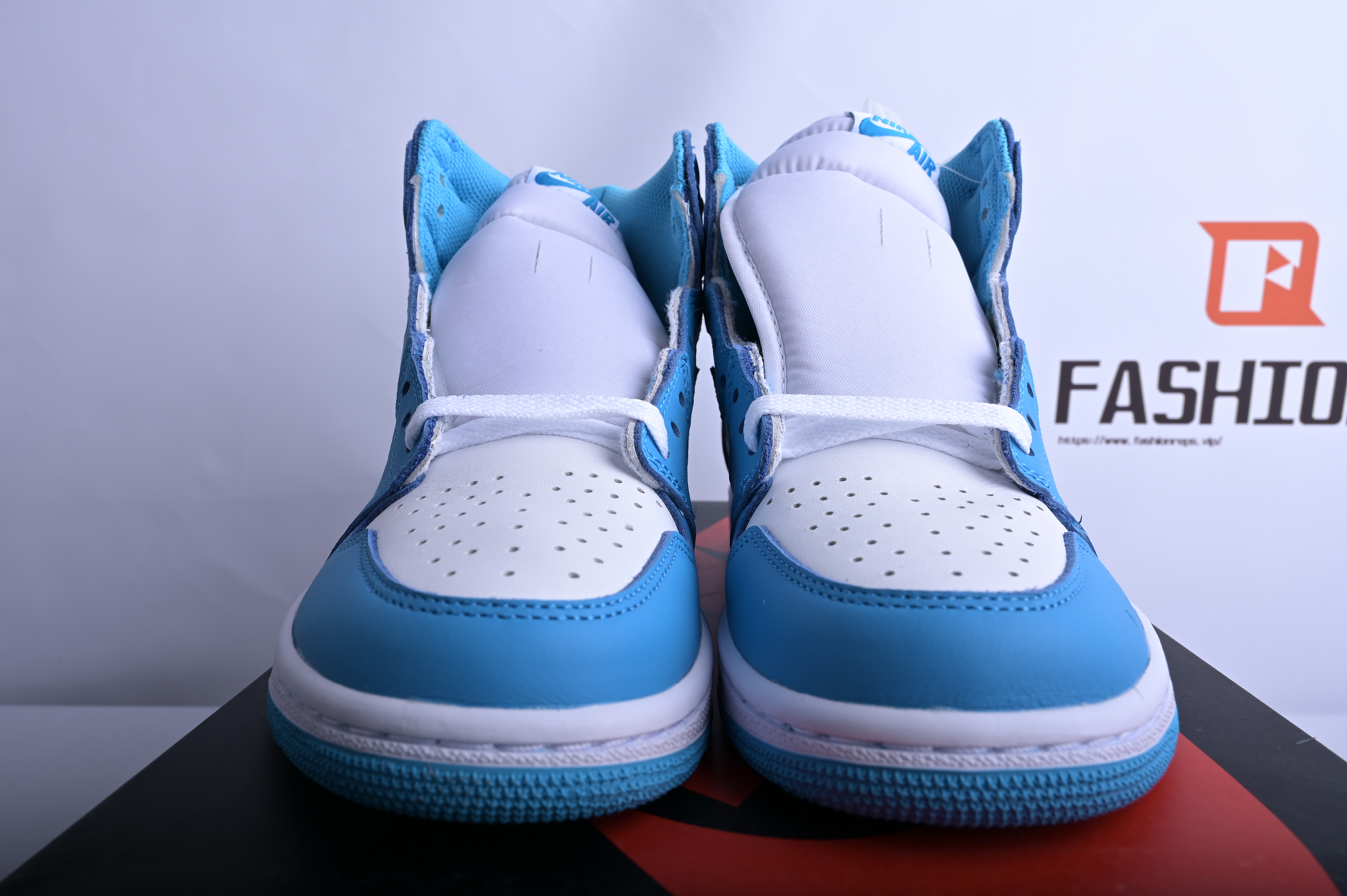 Air Jordan 1 Retro UNC   555088-117