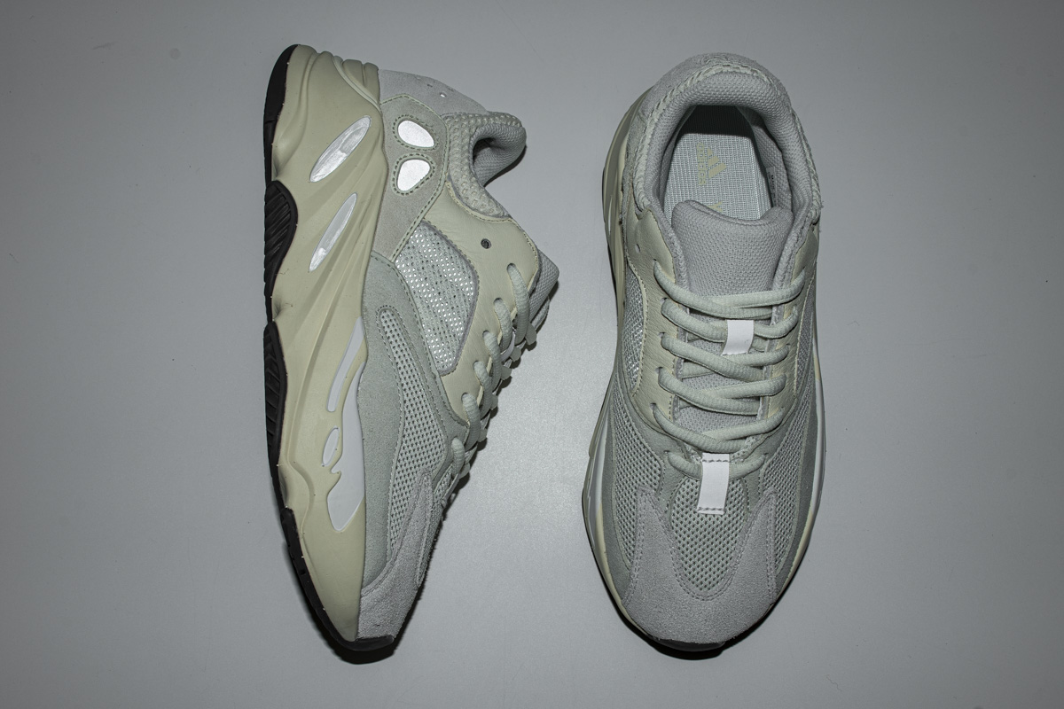 Yeezy Boost 700“Analog” EG7596
