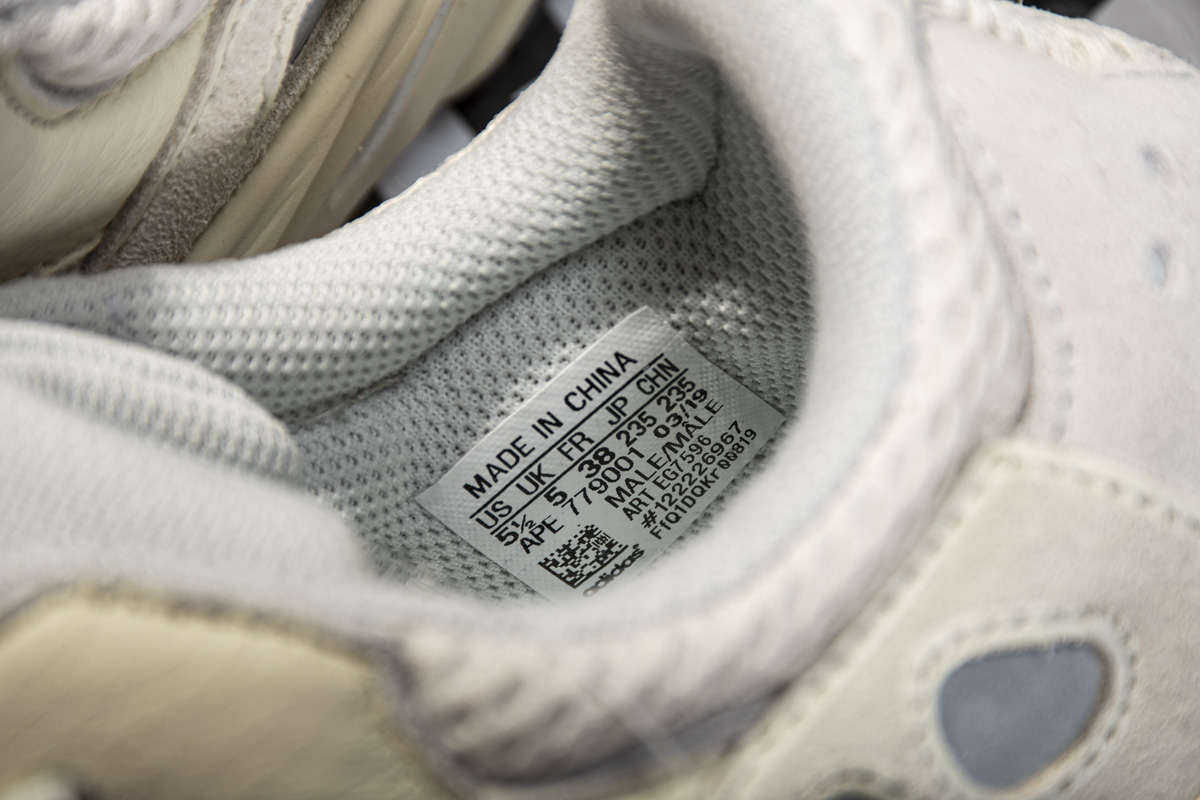 Yeezy Boost 700“Analog” EG7596