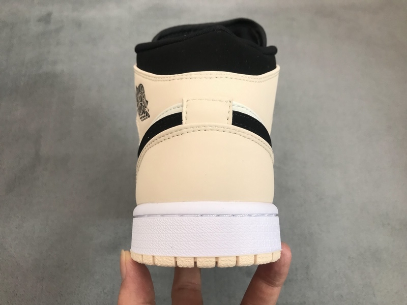 Air Jordan 1 Mid Barely Orange BQ6472-800