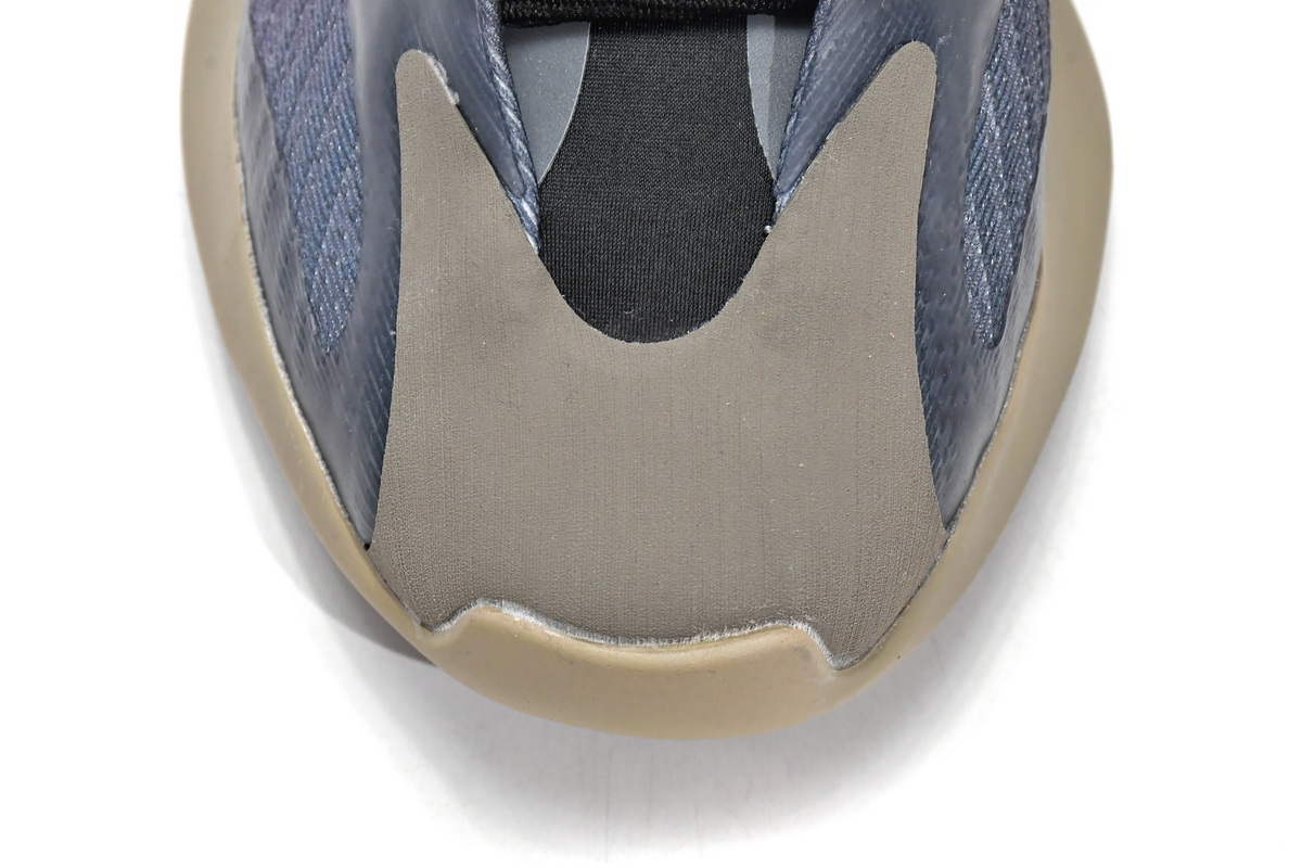 Yeezy 700 V3 “Fade Carbon”  GW1814