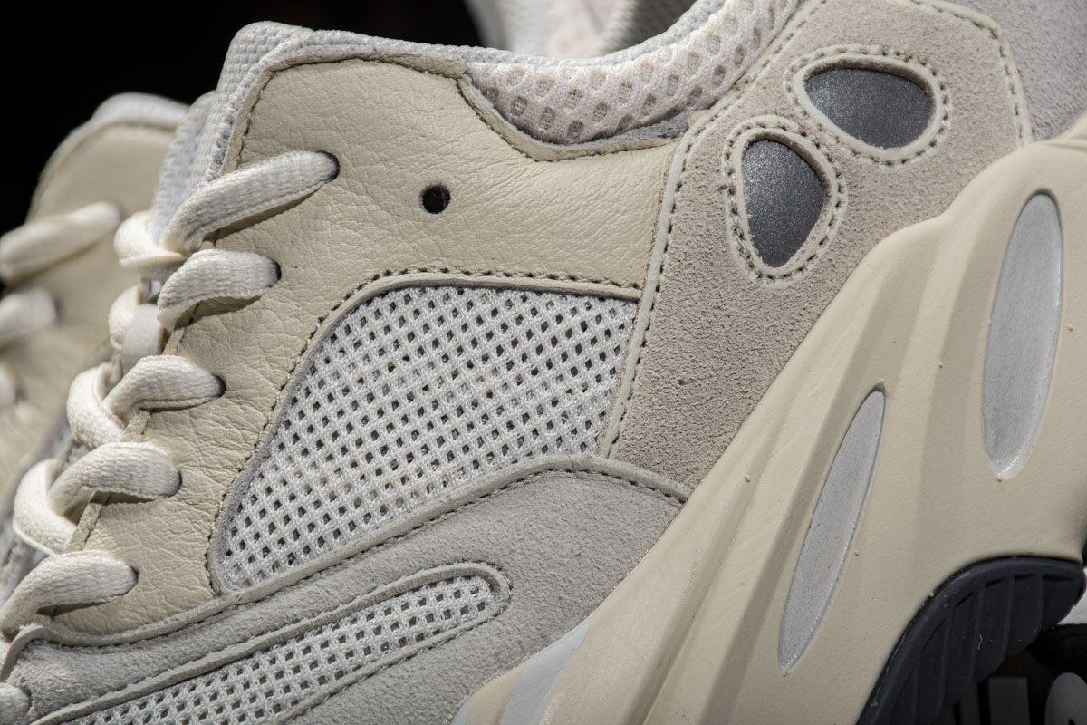 Yeezy Boost 700“Analog” EG7596