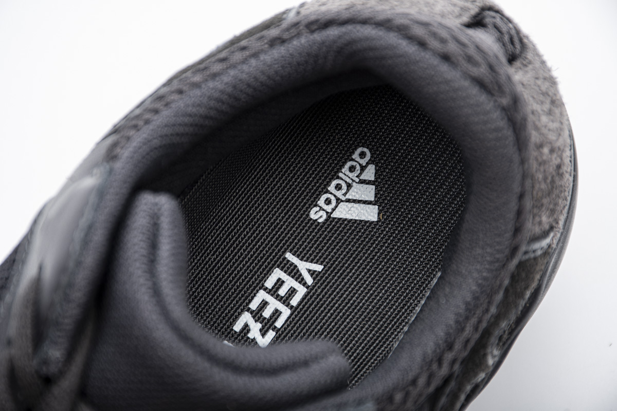 Yeezy Boost 700“Utility Black” FV5304