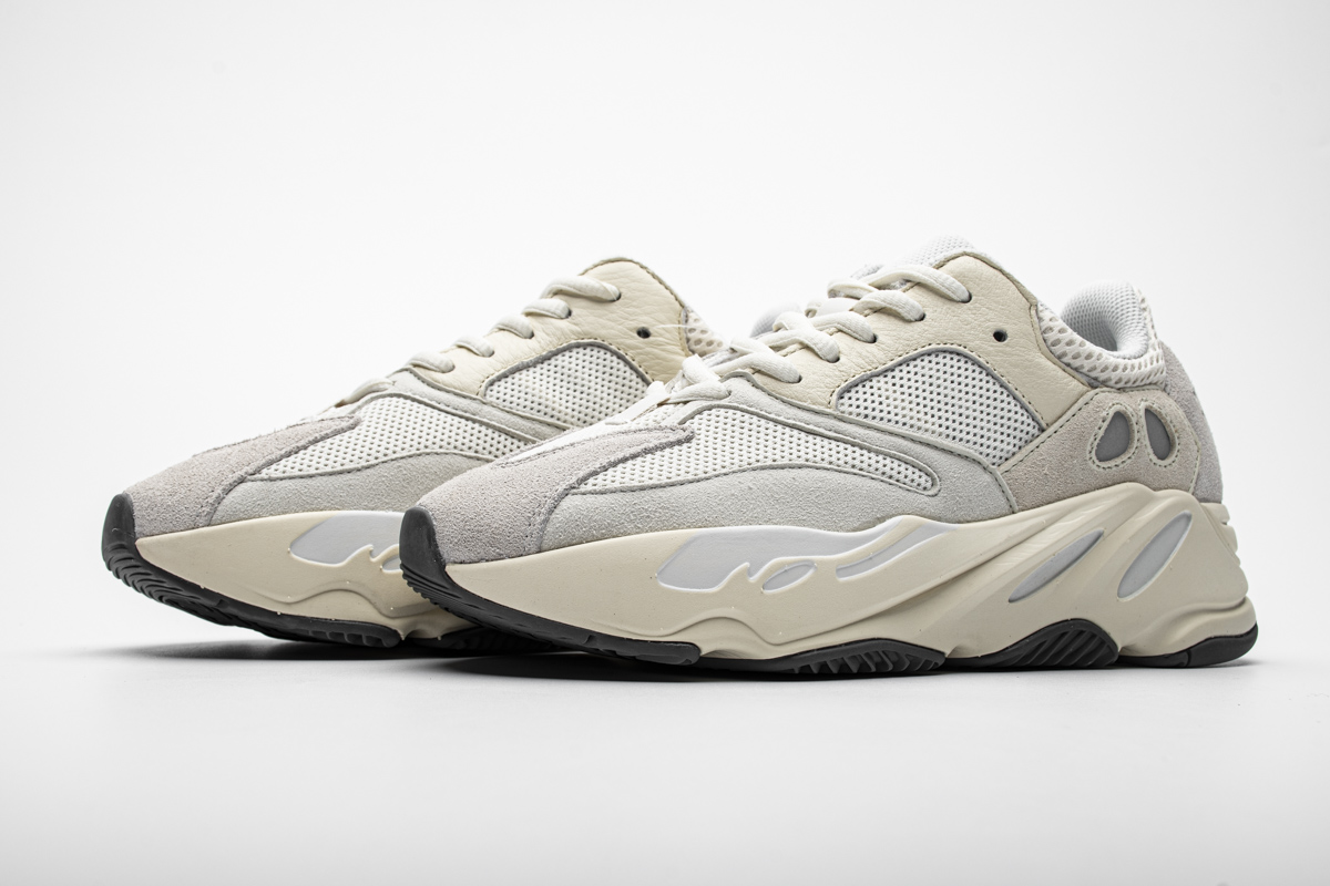 Yeezy Boost 700“Analog” EG7596