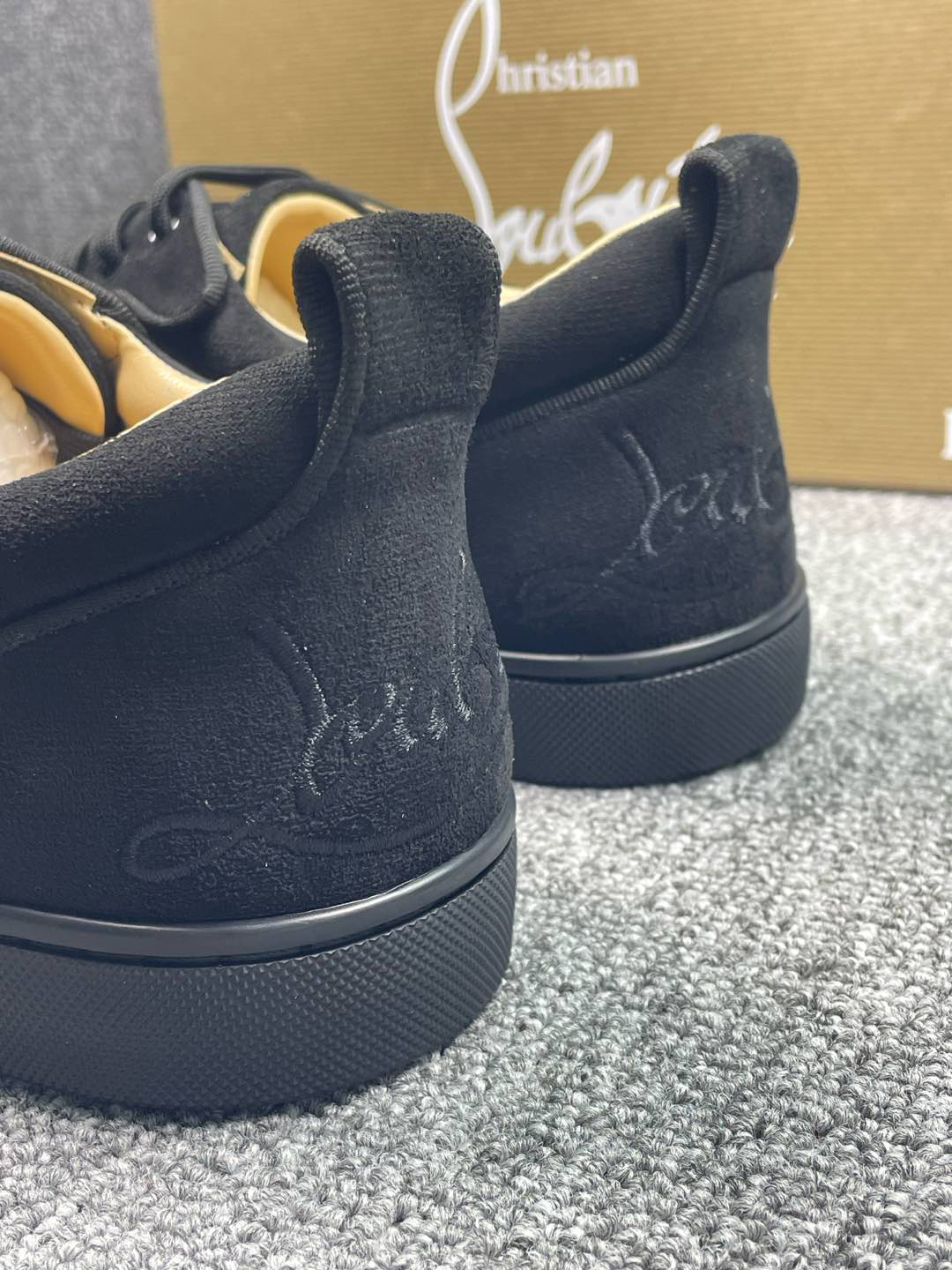 Lubotin Suede Round Toe Lace-Up Low-Top Sneakers 3170052B074