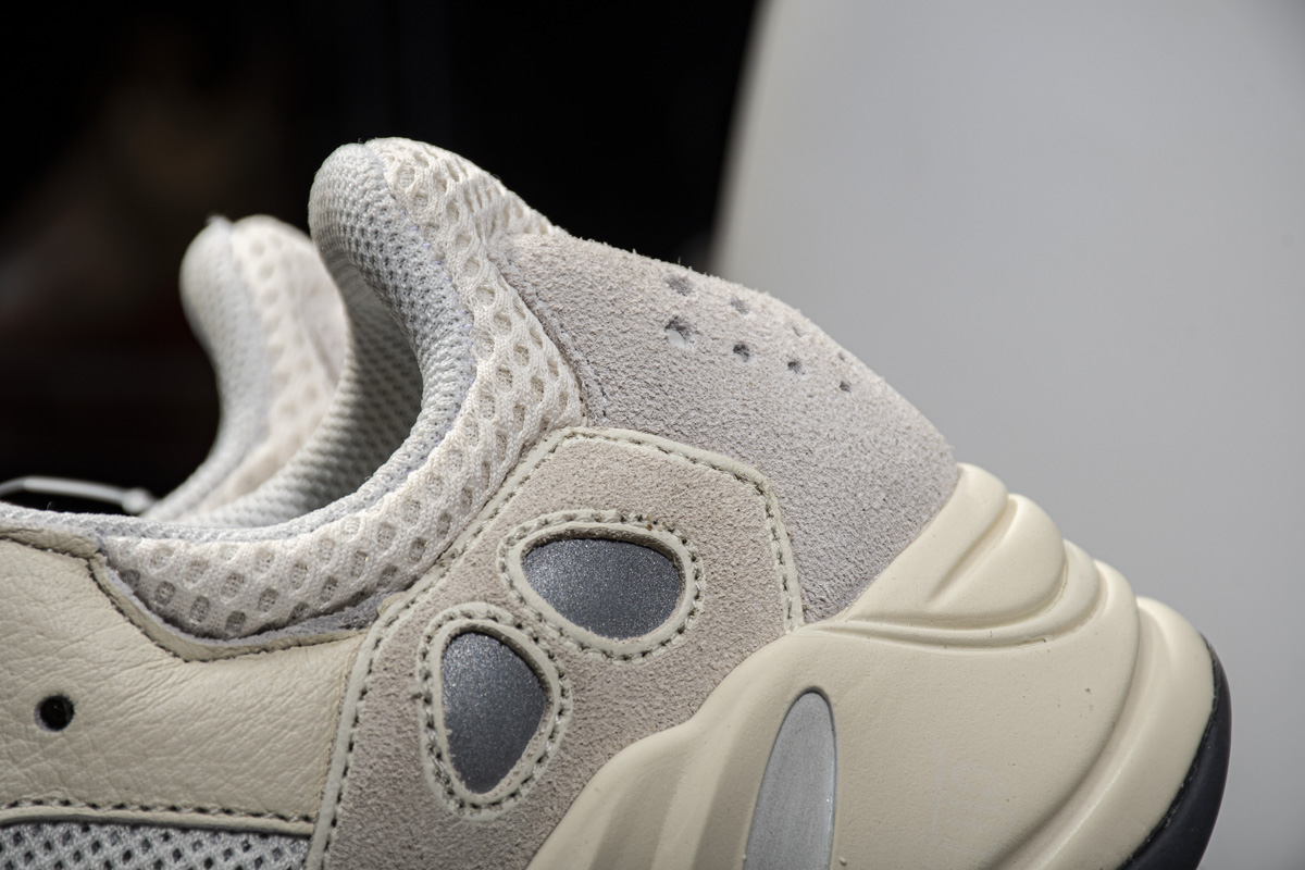 Yeezy Boost 700“Analog” EG7596