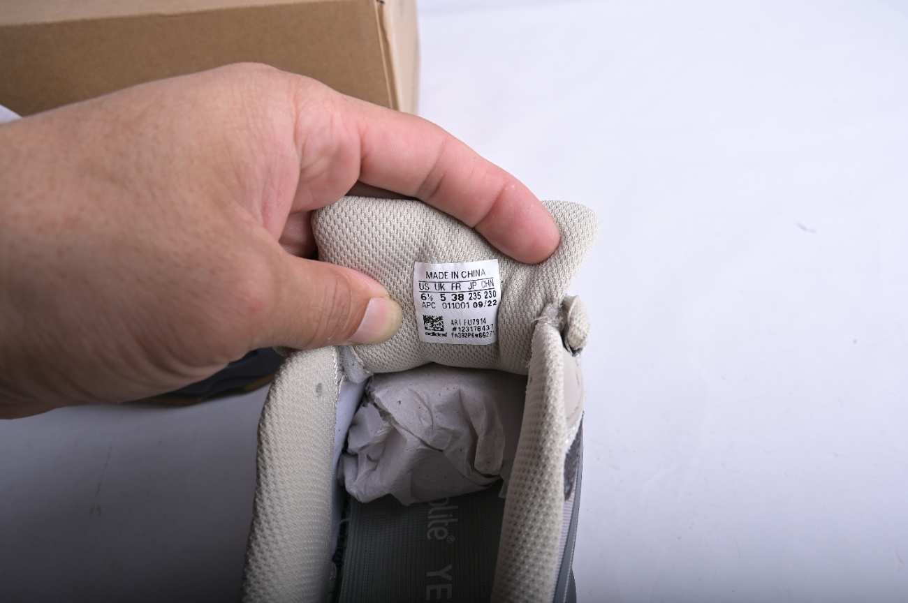 Yeezy Boost 700 V2“Tephra” FU7914